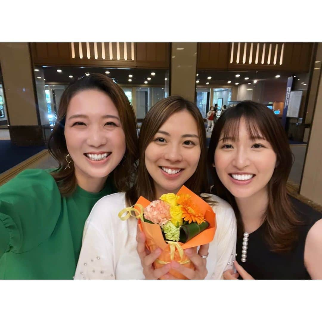 矢吹世奈さんのインスタグラム写真 - (矢吹世奈Instagram)「・ おつかれさまって お花もらっちゃった💐💛🧡  優しいよね🥺 嬉しいよね🫶🏼 ありがとう✨  めっちゃ笑った、この日。  #宝塚 #同期 #97期」7月30日 10時25分 - sena_yabuki