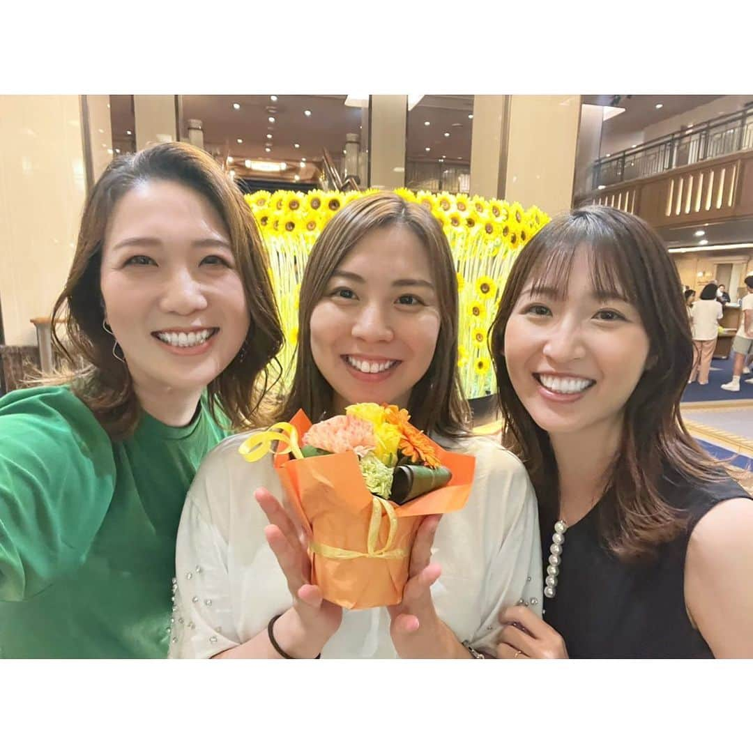 矢吹世奈さんのインスタグラム写真 - (矢吹世奈Instagram)「・ おつかれさまって お花もらっちゃった💐💛🧡  優しいよね🥺 嬉しいよね🫶🏼 ありがとう✨  めっちゃ笑った、この日。  #宝塚 #同期 #97期」7月30日 10時25分 - sena_yabuki