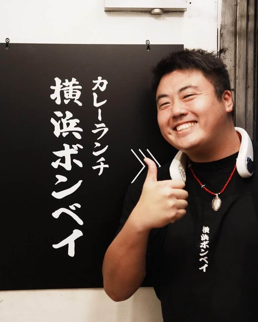 近藤廉のインスタグラム：「カレーランチ横浜ボンベイ六本木 店長のsmirenです☺️  お店を任せてもらうってすごい事だよなぁ。大変な事も多いし、わからないこともあるんだけど、周りの大先輩方に支えられながらオープンから約半月走って来れてます🔥 これからも前だけをみてガンガン攻めていきます、うおぉぉぉ！！ 気合い入ってきたー❤️‍🔥❤️‍🔥❤️‍🔥  @tokyocurrymagazine 東京カレーマガジンさんに撮ってもらった写真めっちゃ嬉しい✨  さぁ、今日も一日張り切っていこう✊🏻  #六本木グルメ　#六本木　#カレー #カレーランチ　#横浜ボンベイ　#東京グルメ」