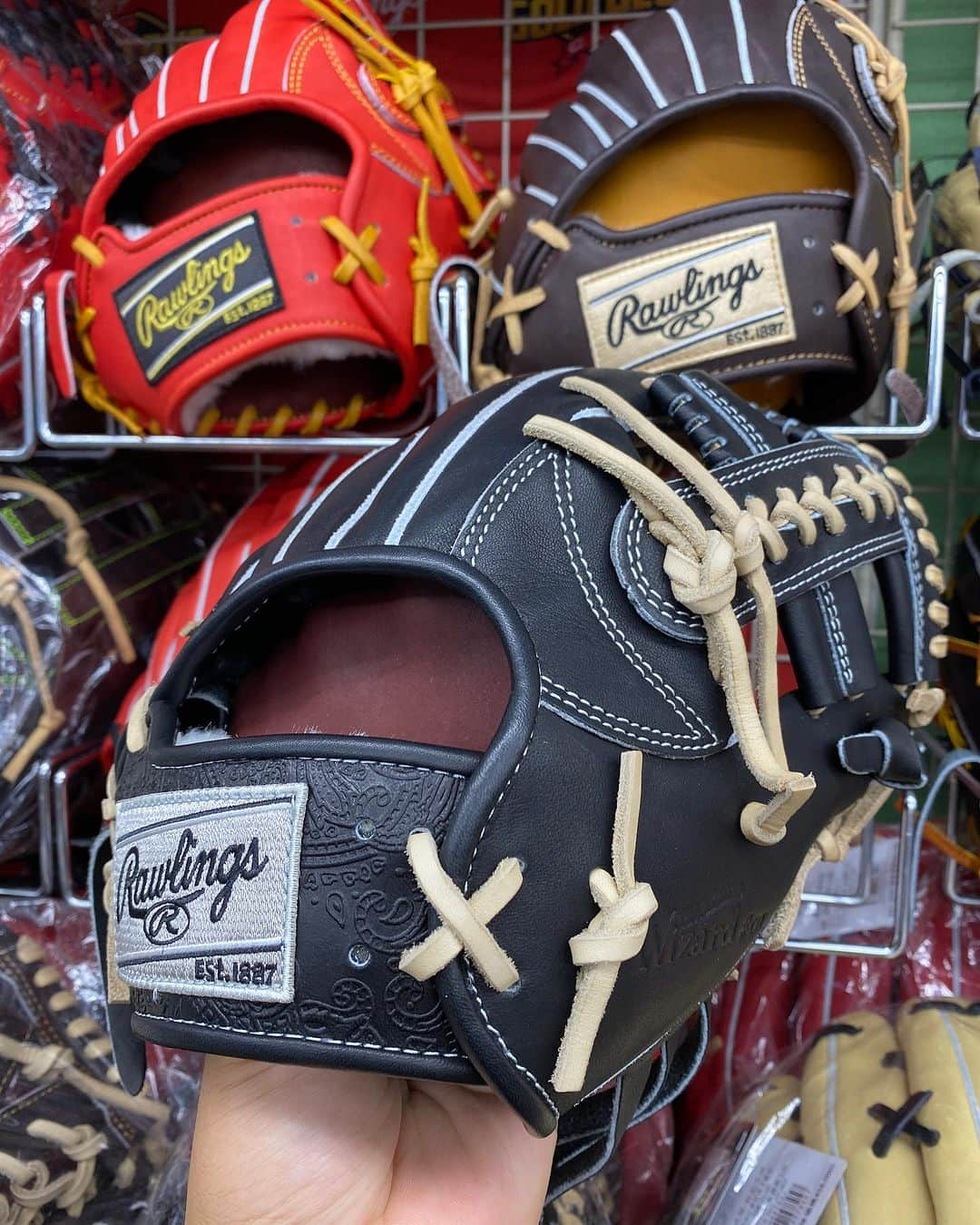 Rawlings Japanさんのインスタグラム写真 - (Rawlings JapanInstagram)「. 同じ型なのに🙄🙄🙄  野球館のローリングスコーナーにはこんなにもカラー豊富にグラブがあるんです🤤  本体カラーが同じでもレースカラーが違ったり､ラベルが違ったりと様々です🤥  しかも今回ご紹介のグラブは全て同じ仕様の型になりますので益々迷ってしまいそうです🫠  是非気になる方は野球館の硬式用ローリングスコーナーをチェックしてみて下さい✨️👀✨️👀  ～～～～～～～～～～～～～～～～～ 📪558-0031 📍大阪府大阪市住吉区沢之町1-3-3 ☎-6692-6655 ⌚営業時間【平日】11:00～20:00 　　　　　【土日祝】10:00～20:00 　定休日　日(第二、第三木曜日) ～～～～～～～～～～～～～～～～～ #野球  #ソフトボール  #ローリングス  #rawlings  #硬式グローブ  #内野手  #同じ型  #カラー豊富  #高校野球対応   #大阪  #osaka  #住吉  #野球用品専門店  #野球専門店  #野球館  #野球用品  #グラブ  #グローブ  #バット  #スパイク  #ユニホーム  #少年野球  #中学野球  #高校野球  #大学野球  #社会人野球  #プロ野球  #社会人野球  #プロ野球  #硬式野球  #甲子園  #野球好きな人と繋がりたい」7月30日 15時58分 - rawlings_japan_llc