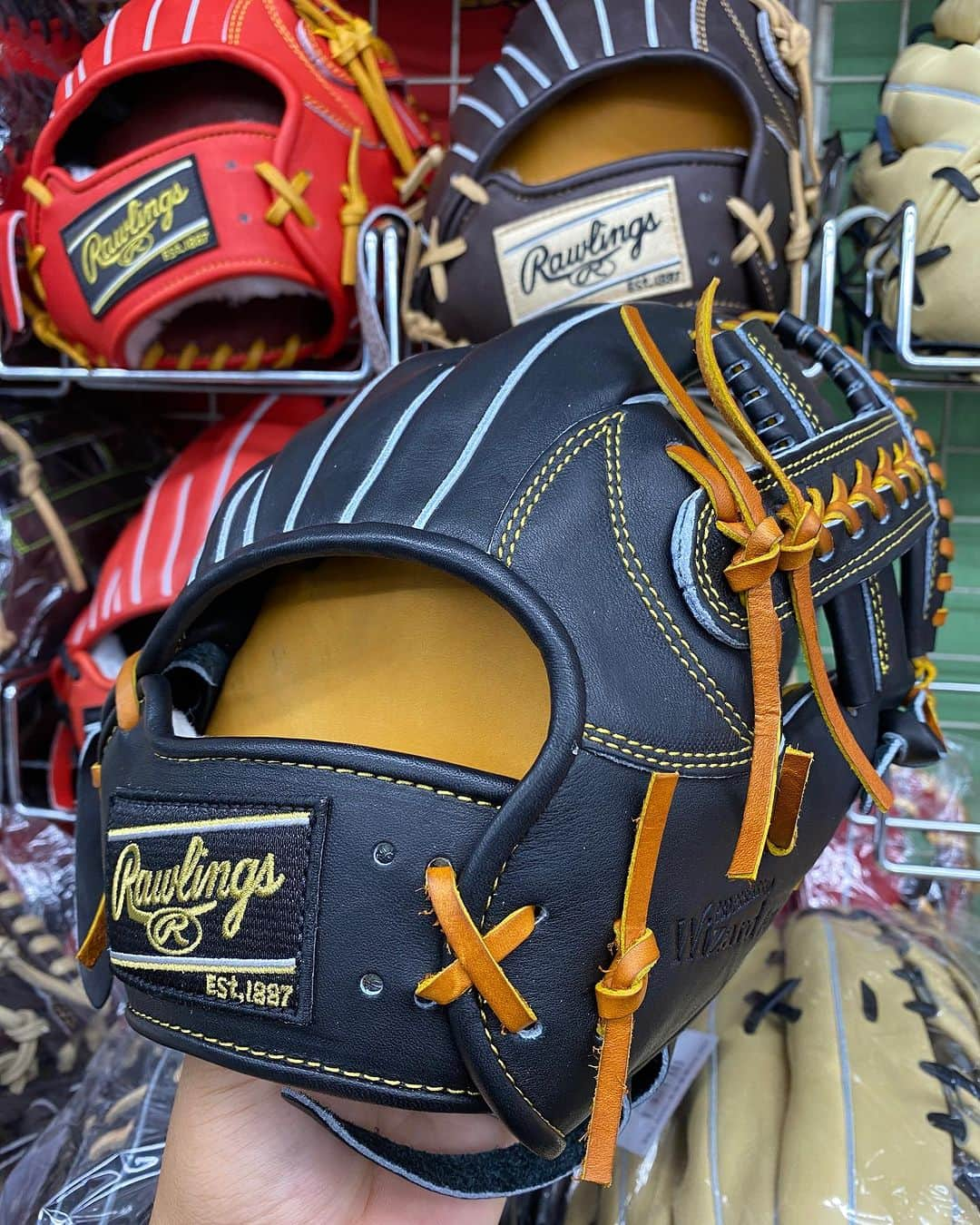 Rawlings Japanさんのインスタグラム写真 - (Rawlings JapanInstagram)「. 同じ型なのに🙄🙄🙄  野球館のローリングスコーナーにはこんなにもカラー豊富にグラブがあるんです🤤  本体カラーが同じでもレースカラーが違ったり､ラベルが違ったりと様々です🤥  しかも今回ご紹介のグラブは全て同じ仕様の型になりますので益々迷ってしまいそうです🫠  是非気になる方は野球館の硬式用ローリングスコーナーをチェックしてみて下さい✨️👀✨️👀  ～～～～～～～～～～～～～～～～～ 📪558-0031 📍大阪府大阪市住吉区沢之町1-3-3 ☎-6692-6655 ⌚営業時間【平日】11:00～20:00 　　　　　【土日祝】10:00～20:00 　定休日　日(第二、第三木曜日) ～～～～～～～～～～～～～～～～～ #野球  #ソフトボール  #ローリングス  #rawlings  #硬式グローブ  #内野手  #同じ型  #カラー豊富  #高校野球対応   #大阪  #osaka  #住吉  #野球用品専門店  #野球専門店  #野球館  #野球用品  #グラブ  #グローブ  #バット  #スパイク  #ユニホーム  #少年野球  #中学野球  #高校野球  #大学野球  #社会人野球  #プロ野球  #社会人野球  #プロ野球  #硬式野球  #甲子園  #野球好きな人と繋がりたい」7月30日 15時58分 - rawlings_japan_llc