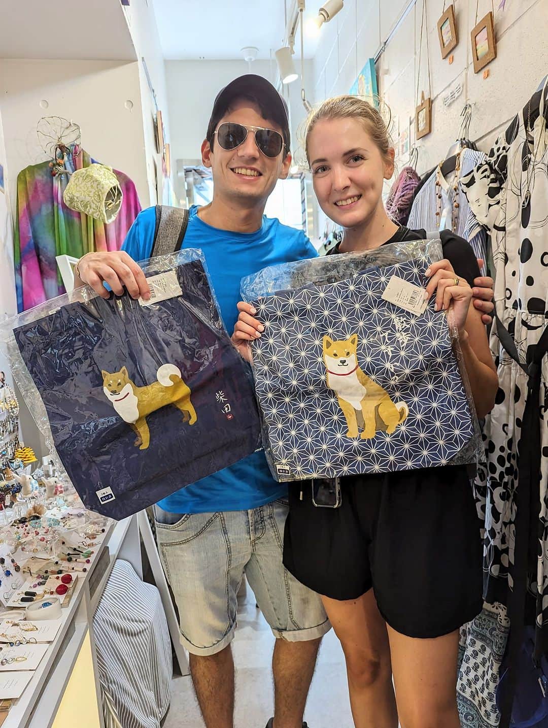 平井富子のインスタグラム：「Appearance of a wonderful couple！  イタリーからAndreaさんとChiaraさんがアンシャンテに、、  日本には、何とHoneymoon！ステキ〜 Congratulations！ 幸せのオーラが溢れてるぅ〜  可愛い柴犬のトートバッグを気に入って頂きました。 お荷物がいっぱい入るので、お役にたちますね。  京都、大阪にも行くとか。 日本をお楽しみ下さい〜」