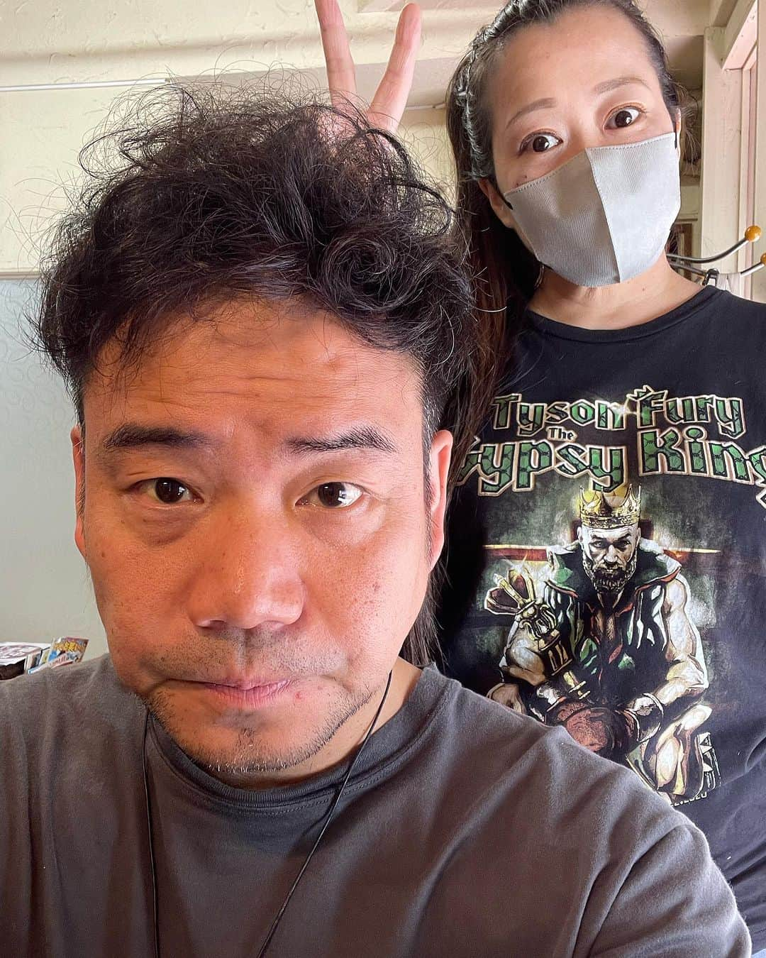 杉本知香さんのインスタグラム写真 - (杉本知香Instagram)「竹森くん、2人芝居の映画のため ガッツリ坊主にしました😆 山さんのパーマいい感じになじんでて かっこいい😎  #中目黒美容室 #アップダウン竹森#アップダウン #2人芝居#桜の下で君と  #アンバランス山本#アンバランス#山本栄治」7月30日 16時02分 - sugimotoc