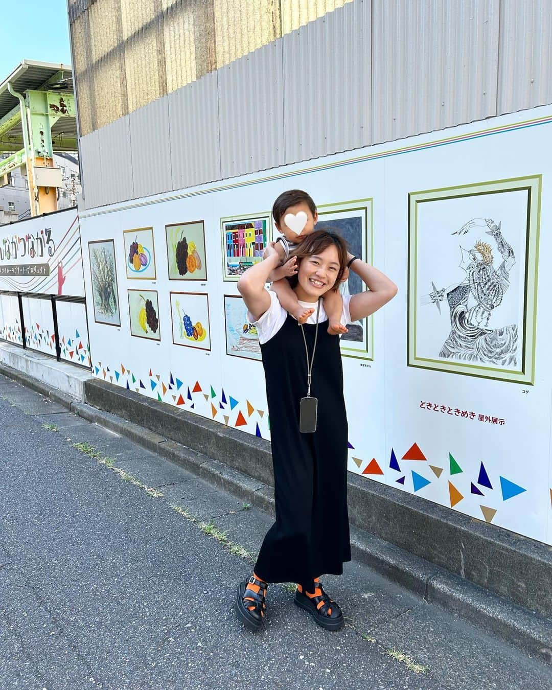 登坂絵莉のインスタグラム：「. パパよりも肩車してる説🙋‍♀️‼️‼️✨ トレーニングで大人を肩車して走ったり、地下から4階まで上がったりしていた思うと、とっても軽くて楽勝です✌️✌️✌️💯  #1歳11ヶ月 #もうすぐ2歳」