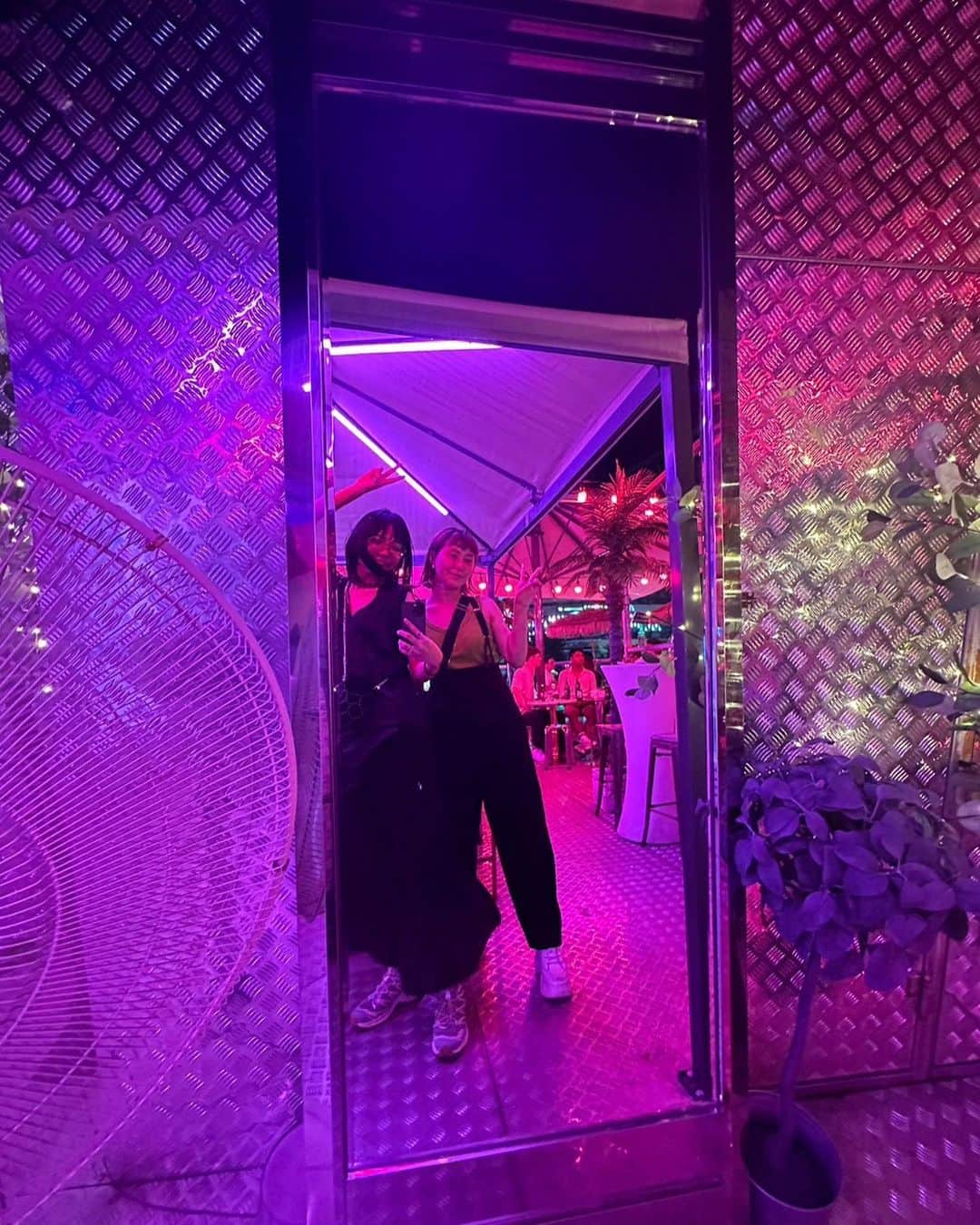 村上佳菜子さんのインスタグラム写真 - (村上佳菜子Instagram)「🔴🟣🩷  どっからどう撮っても色づいちゃう😂  近くにいた外国の方がバースデーで はっぴばーすでーとぅーゆー🎵って 始まって一緒に祝えて嬉しかった😂  その後、韓国のクラブ行こうとしたら まさかの展開で断念😂😂 . . . #🇰🇷 #韓国旅行 #korea  #弘大  #instagood  #데일리　#좋아요　#팔로우　 #패션　 #데일리룩　#오오티디  #셀카　#穿搭日常 #커피　#카페 #每日穿搭  #ootd #毎日コーデ #日系穿搭　#옷스타그램　#멋스타그램 #我最爱的服装品牌　#패피　#오오티디　 #스타일링　#패션스타그램　#데일리룩」7月30日 10時39分 - kanako_m_official