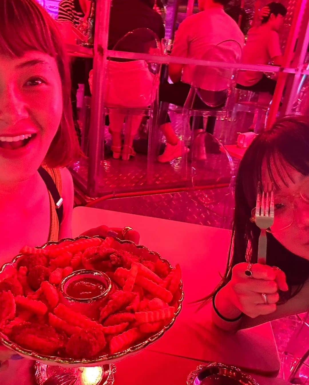 村上佳菜子さんのインスタグラム写真 - (村上佳菜子Instagram)「🔴🟣🩷  どっからどう撮っても色づいちゃう😂  近くにいた外国の方がバースデーで はっぴばーすでーとぅーゆー🎵って 始まって一緒に祝えて嬉しかった😂  その後、韓国のクラブ行こうとしたら まさかの展開で断念😂😂 . . . #🇰🇷 #韓国旅行 #korea  #弘大  #instagood  #데일리　#좋아요　#팔로우　 #패션　 #데일리룩　#오오티디  #셀카　#穿搭日常 #커피　#카페 #每日穿搭  #ootd #毎日コーデ #日系穿搭　#옷스타그램　#멋스타그램 #我最爱的服装品牌　#패피　#오오티디　 #스타일링　#패션스타그램　#데일리룩」7月30日 10時39分 - kanako_m_official