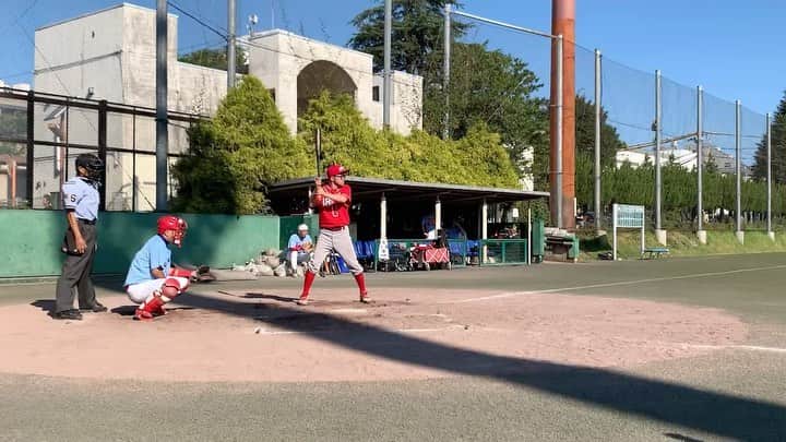 西寺郷太のインスタグラム：「#郷太通算勝敗 410試合 210勝112敗  だいたい草野球は7回裏で正式に試合終了するんだけど、グランドは２時間で借りてることが多いから使えるまで試合を続行することが多い。  チームでは投手や打撃の個人成績をつけていて、皆毎年打率やホームランの競争を楽しんでいる。特に商品など何かあるわけではないのだが、年末にやる忘年会や日々の飲み会などで「今年の本塁打王、誰々にカンパーイ！」みたいな感じで褒められたりする。  全員が全試合出るわけじゃないのである程度ルール、基準は一定にしていて、その中でもウチのチームで最大のポイントが「正式に試合が終わったあとの打席の打率はノーカウント」と言うものだ。もしかすると他のチームは違うかもしれないが。  で、おれはこのオマケタイムに打席に立つと通常よりヒット打つ確率がなぜか高くて（笑）。力が抜けているからいいのだろうか…。  そもそもピッチャーって大谷翔平選手みたいな例外は別として、試合ではピッチングに専念というか重きを置くことが多くて。プロでも指名打者の制度があるリーグだと、完全に打たない場合もある。実際、サンキングで自分がピッチャーになってからは、ピッチング9.5割、バッティング0.5割くらいのマインドで野球に向かっていた。そもそもたいして打てなかったし…。  ただ去年までの数年間は、打てないにしても本当に笑えるほど打てなくて。それも7割がサードゴロ。その間、パーソナルトレーニングもして身体は体幹鍛えて、ピッチングは良くなっていた。下半身も背中も腕も数年前と全然違うのに「なんでやろ？」と思ってたら答えはしょうもなくて「目が老眼になっていた」という。まさに盲点。  度の入ったメガネをかけて今年から野球するようになったら（去年までは全部ダテ眼鏡）、他のメンバーとはまだ差があるけどかなり打てるように！ヤッホー！ヤッホー！ヌーブラヤッホー！  ただ昨日は、せっかく強豪パンチからライト前ヒット打ったー！やったー！と思ったら、機転が効いて前進守備のライトの好返球で余裕でアウトになったり（野球知ってる人ならわかるけど、めちゃくちゃ情けないですw）、前述の終了後オマケタイムにレフト前にクリーンヒットを打ったりと「感覚的には２回もナイスバッティングなのに記録的にはノーカウント」という結果で…。  ただ、相手チームのパンチ、ほんっとに強いんですよ！皆、高校野球以上まで真剣にやってた猛者の集まりで。そこから２本（幻の）ヒット打てた！と言う動画を自分が残さないと誰も残してくれないということで二つアップさせてくだされ。  今日は世田谷公園で19時からナイターです（楽しみ！）。」