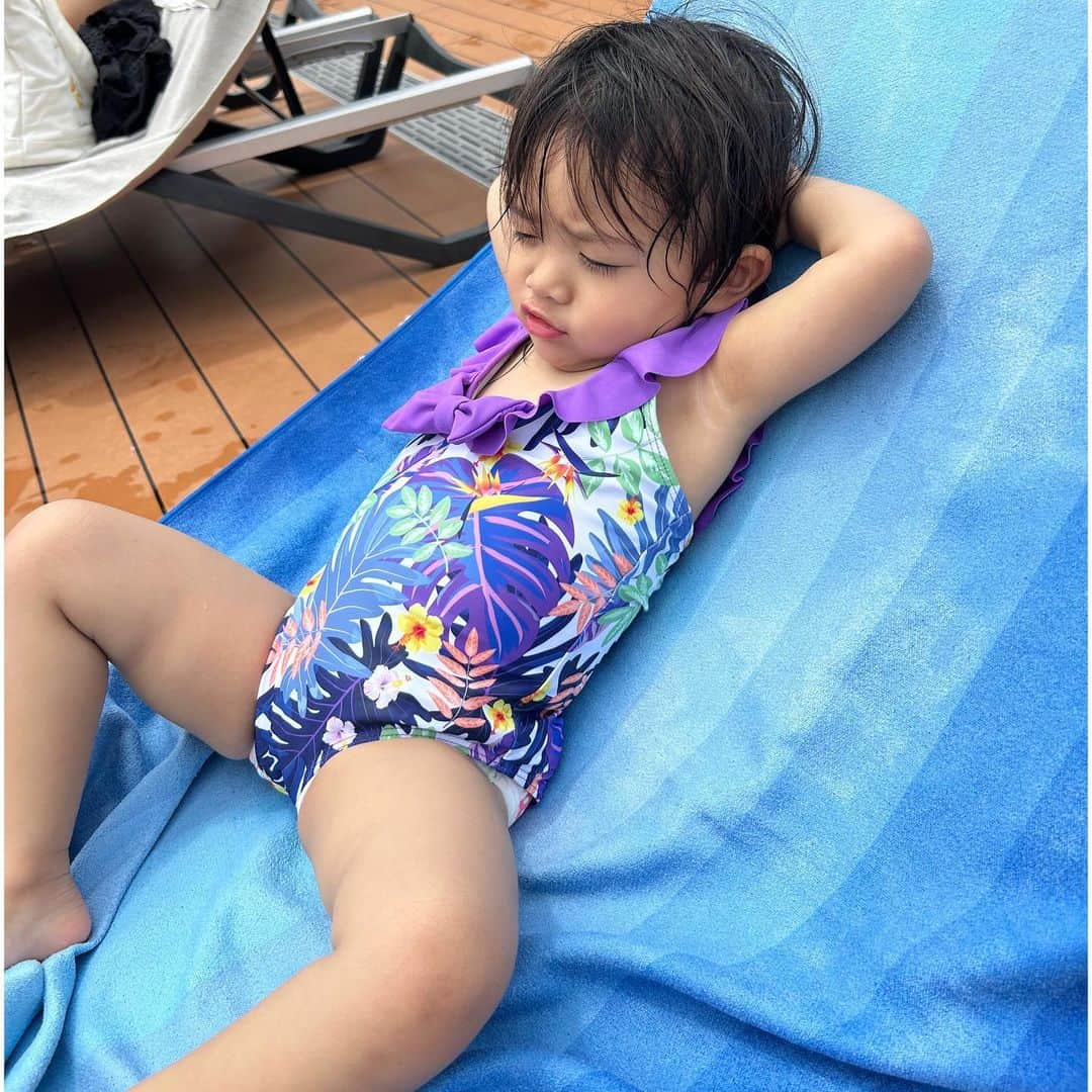 YUKAさんのインスタグラム写真 - (YUKAInstagram)「#msccruising day2🚢❤️🤍  朝からビュッフェからの一日中poolで過ごして、夜は有料レストランでdinner🍖 はなちゃんもちょうどよく寝てくれて、たぶんはなちゃん生まれて初めてゆっくり2人ディナーだった🍽️ 起きてからまたビュッフェで食べさせて、SHOWを観に✨🎪 エアリアルリング素敵だった✨ 昔やってた時が懐かしい😂  次の投稿は2人が寝てからのNightout載せます🤭🍸  #msccruises #mscbellissima #クルージング #家族旅行 #pool #お揃いビキニ」7月30日 10時46分 - yukarolly