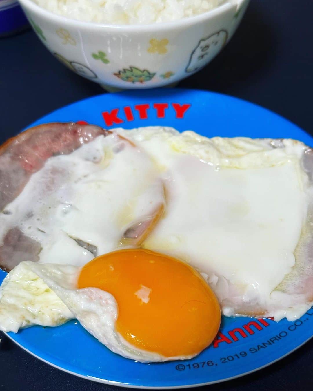 のインスタグラム：「娘(10才)が「ダディに目玉焼き焼いてあげたい」と言って作ってくれたハムエッグ。 初めて娘が完全にひとりで作った料理を食べた。 今まで食べてきた朝ごはんで1番美味かった。」