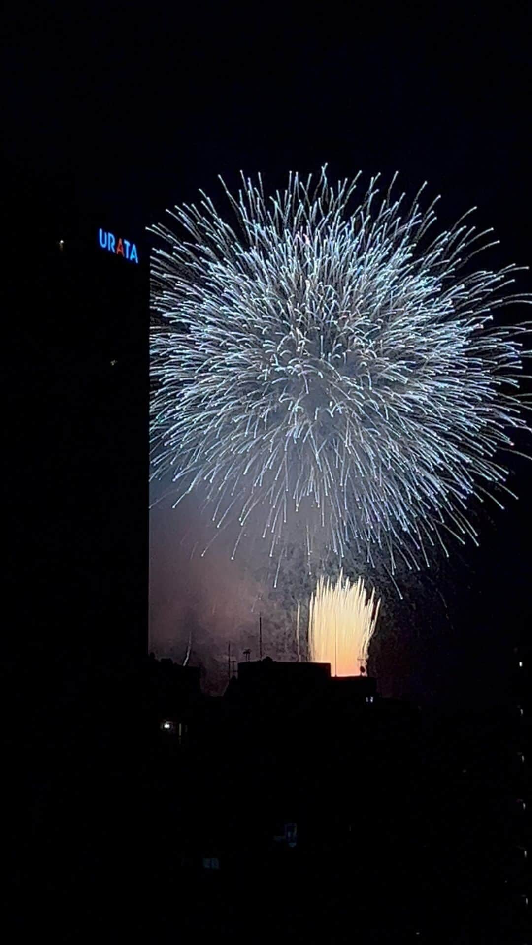 南まことのインスタグラム：「浅草に住んで4年。やっと、家から花火が見えるか確認できました🥹ちょうど、横のビルで見えないんだろーなーと思っていたら第一会場はばっちり見えたー！第二会場は煙の余韻だけ🌪️ It's the oldest fireworks festival in Japan.The last shot was art🎆  #浅草花火大会」