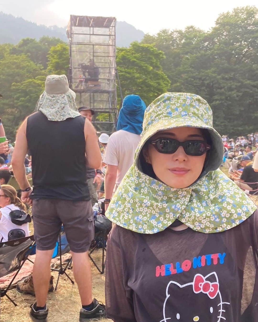 イアリサのインスタグラム：「@fujirock_jp 2日目⛰️  しんどいけど、人は補装されすぎている道ばかり歩かないほうがいい。  夜にね足がぱんぱんになるんだけど いつもの腰痛がない。 足裏押してもどこも痛くない。 夢も見ずに寝る。  夜まで大きな音を聞いて声出して みんなこの空間だけを楽しんでいて 優しい世界が広がっている。  めっっっっちゃ好き、フジロック。 そう思った2日目。  #fujirock  #フジロック」