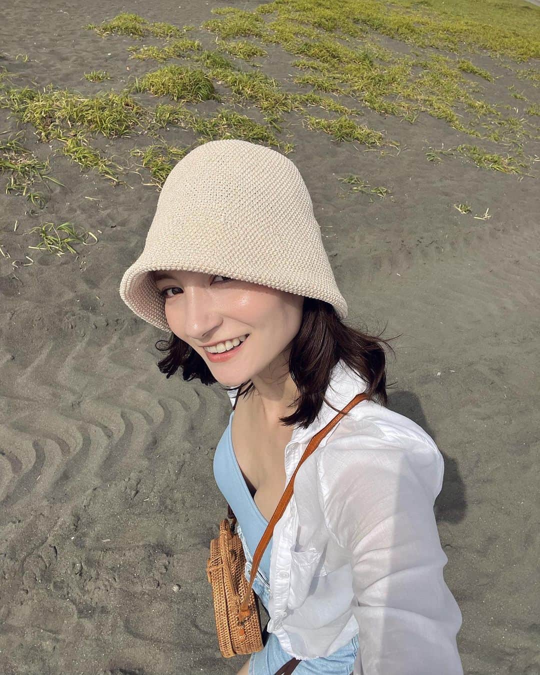 山神アリシアのインスタグラム：「今年はまじめに日焼け止めを塗ってるから、去年と比べて外にいる率多くても、焼けずにまだキープできてる☀️  「継続は力なり」  #日焼け止め #必需品」