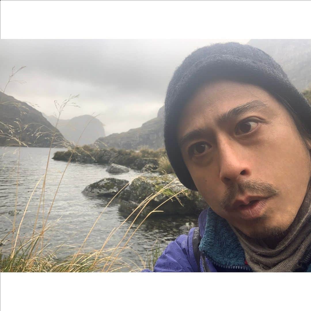 のインスタグラム：「. おはようSunday! 滝の上その源流まで登ってきました。 そこには真っ黒な湖がありました。 拝啓皆さまお元気でしょうか？ 私は元気です。ナ」