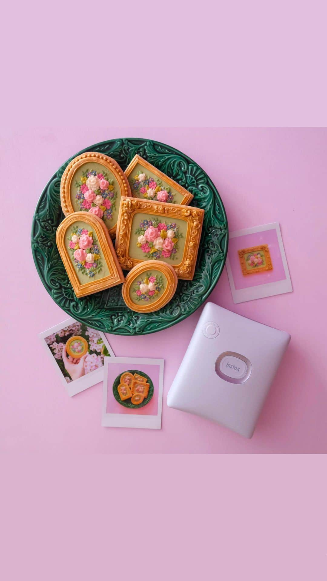 KUNIKAのインスタグラム：「Let's printout my best cookies photo with cheki instax square link💗  お気に入りのアイシングクッキーを、愛用しているFUJIFILMのX-T2で撮影して、"チェキ" INSTAX SQUARE Link でプリントするまでの流れをご紹介🌷  FUJIFILMさんのWebマガジン「Cheki Press」にて、インタビューして頂いた記事も公開中です。 アイシングクッキーや最近産まれた息子の記録など、日々撮影している大切な写真をスマホプリンターで残す魅力についてお話しています。 ぜひご覧ください🌸▶︎  ベビーフォトからアイシングクッキーまで。スイーツアーティスト・KUNIKAがスクエアチェキで残す"好き"と"こだわり"  https://magazine.instax.jp/cheki-press/interview/36066/ ( @cheki_instax )  #fujifilm #富士フイルム #cheki #インスタックス #icingcookies #アイシングクッキー」