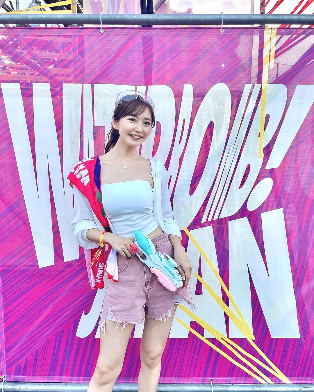 のインスタグラム：「♡ ・ ・ 夏フェスーーー！！🌈🦋💕  @waterbomb_tokyo_official 💖   水鉄砲のかけあい楽しかったなぁ🤣🔫✨  暑い中LIVEをみて盛り上がるのは 体力がとても必要でした😂  写真たくさんあるからまた載せようかな🦋🩷  着ているお洋服は @qoo10.official で買ったよ〜！💕  行ってみて気付いたこと ☑︎ 荷物をクロークに預けるのは1500円かかりました (キャリーケースは4000円だそう) ☑︎ 飲み物食べ物持ち込み禁止 (入場時常温のお水1本貰えます中では冷たいドリンク買えます) ☑︎ ドーム内のフードは自由に買えて、 外にある韓国料理などは事前にオンラインでフード予約が必要 ☑︎ 着替えのテントが激アツ ☑︎ 会場内水で滑りやすい ☑︎ ひんやりタオルや冷シートが大活躍  @waterbomb_official  ⚠︎本公演は18歳以上のみ入場可能です。  #WATERBOMBJAPAN #Qoo10 #qoo10アンバサダー #夏フェス #pr」
