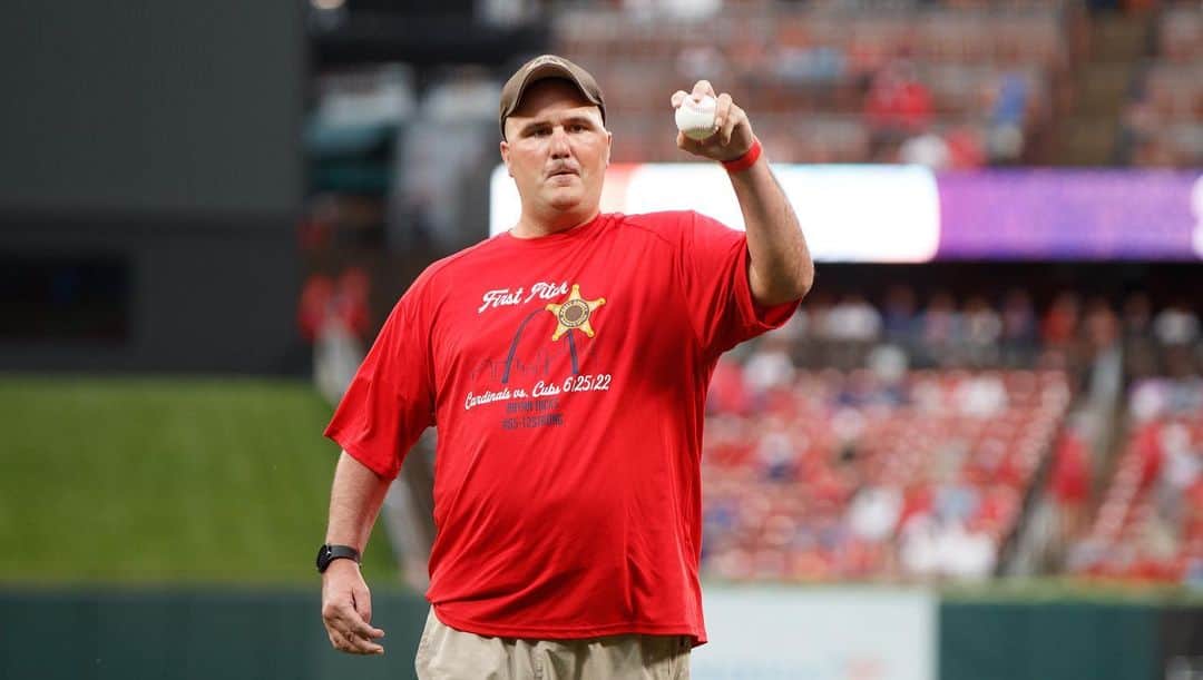 のインスタグラム：「Less than two years after suffering a gunshot wound to the head in the line of duty, Deputy Brian Hicks walked to the mound at Busch Stadium and threw a first pitch!  Cardinals Nation is with you as you continue in your recovery! ❤️」