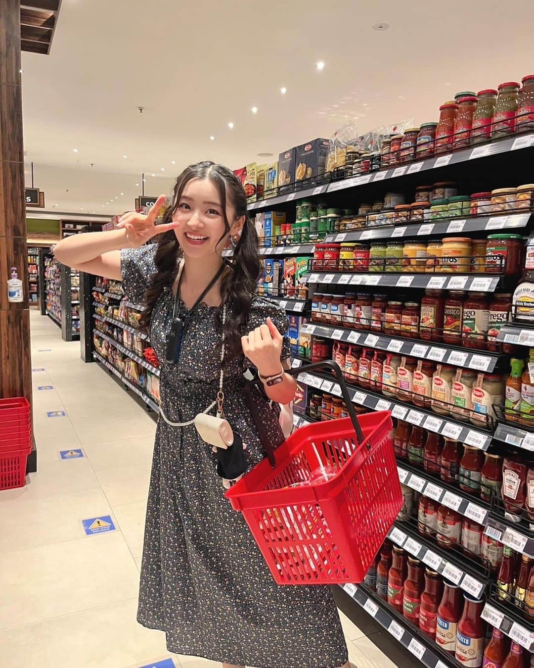 杏ジュリアのインスタグラム：「Belanja🎵🛍️  インドネシアのスーパーでお買い物した時の写真📸 　 Saya membeli semua mie goreng di toko😋 お店にあるミーゴレン全部買ったよ🤭  外国のスーパーってワクワクしますよねっ✨ ついついKALDIに売ってそうなインドネシアのものではないお菓子もいっぱい買っちゃった🤣  #インドネシア #indonesia #ジャカルタ #shopping #miegoreng  #スーパー #ワンピース #ツインテール #instagood  #インスタ映え #camera #japan #idol #杏ジュリア #longhair #ootd #code  #메이크  #followme  #japan #도키센 #초도키메키센덴부 #何枚目がすき ?  首に下げてるのは小型空気清浄機だよ~。」