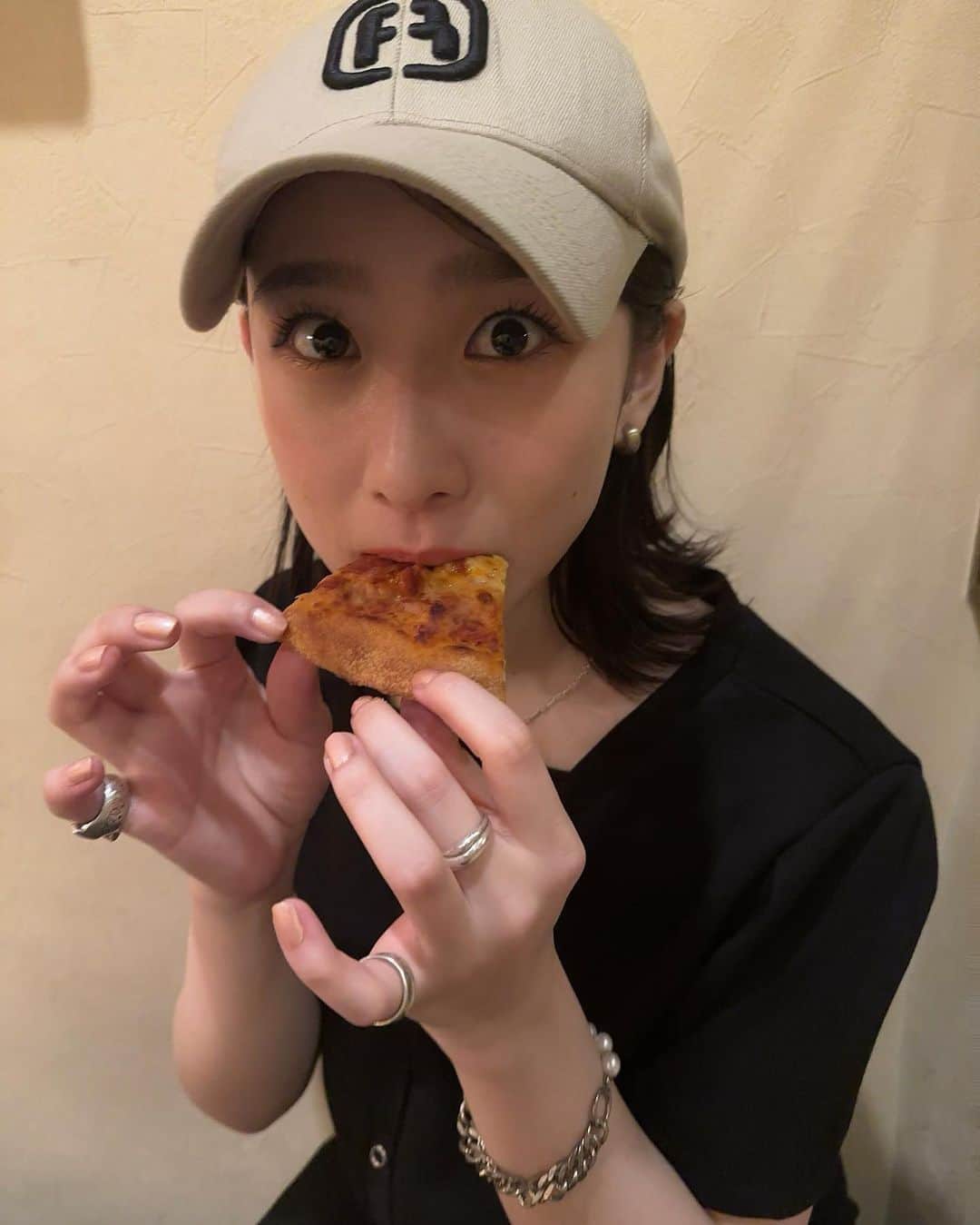 伊藤雨音のインスタグラム：「7月29日、25歳になりました〜。 ピザ食べました🍕 ケーキも食べました🎂 お祝いしてもらいました。嬉しい。  25歳はですね〜、全力で沢山お芝居がしたいです!!頑張ります!!」