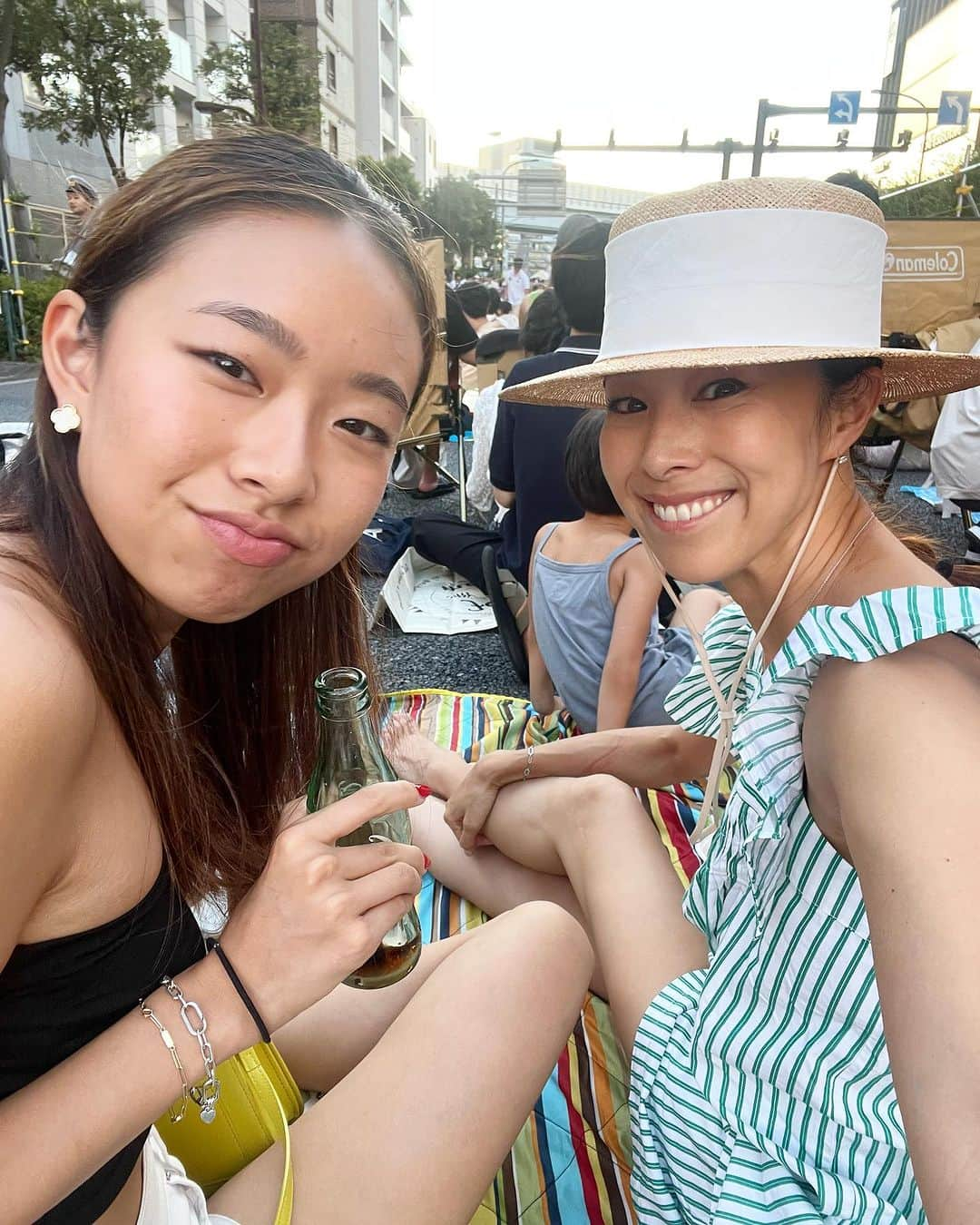 山城葉子さんのインスタグラム写真 - (山城葉子Instagram)「. 隅田川花火大会🎆  東京生まれ東京育ちなのに、初めて隅田川の花火大会に来ました。  人混みでもみくちゃになるのを覚悟して来たけど、運良く タクシー降りた場所が、道路が閉鎖される直前の道で、 そこにシートを敷いたら、運良く目の前の位置であがり、 座ってゆっくり観れました。 来年も同じ場所に来たいから地点登録も完了✔︎  今年はいつになく日本の夏を沢山楽しめてる🎆 でもまだ8月これから。長いな夏って笑  ヒナちゃんは今日から大学にむけてのサマースクールで渡英しました。気を付けてがんばってね！  ウタちゃんは南半球だから真冬です。 山の中で生活してるからとっても寒いそう。でも毎週スキーを楽しんでるみたい。 持っていった無印良品の1番厚い羽毛🪶布団が最高に暖かいらしく、お手紙に「まじ神」と書いてありました笑  仁くんは今日も元気に療育通ってます。  皆んなそれぞれの場所でがんばれがんばれ👱🏼‍♀️👱🏽‍♀️👦🏼」7月30日 11時43分 - yokoyamashiro