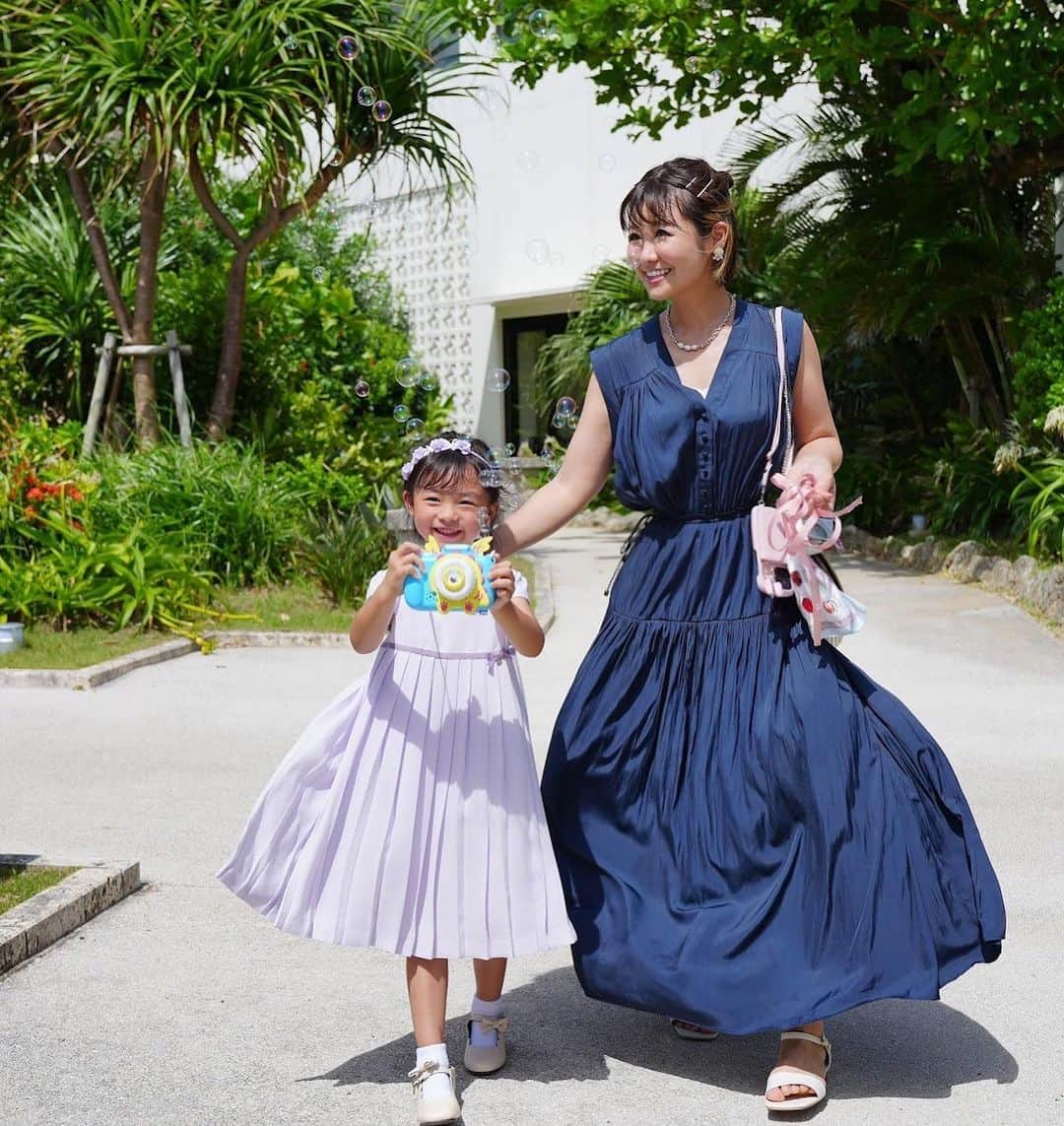 綾瀬羽乃(あーは)のインスタグラム：「沖縄挙式🌺リングガール💍と 映え写真用のシャボン玉🫧係に 大張り切りのムスメでした👧💛  #結婚式コーデ 小物次第でフォーマルにもカジュアルにも使えるワンピースは @canari_yoyogiuehara で色チ買い👗🩵🩵  ドタバタな朝だったので髪型はおそろいのおだんご🤣🩷  素敵な役目を与えてくれてありがとうでしたっっ👰‍♀️👑✨✨  #沖縄挙式#沖縄ウェディング#参列ヘア #結婚式コーデ#フォーマルコーデ #フォーマルスタイル#沖縄旅行」