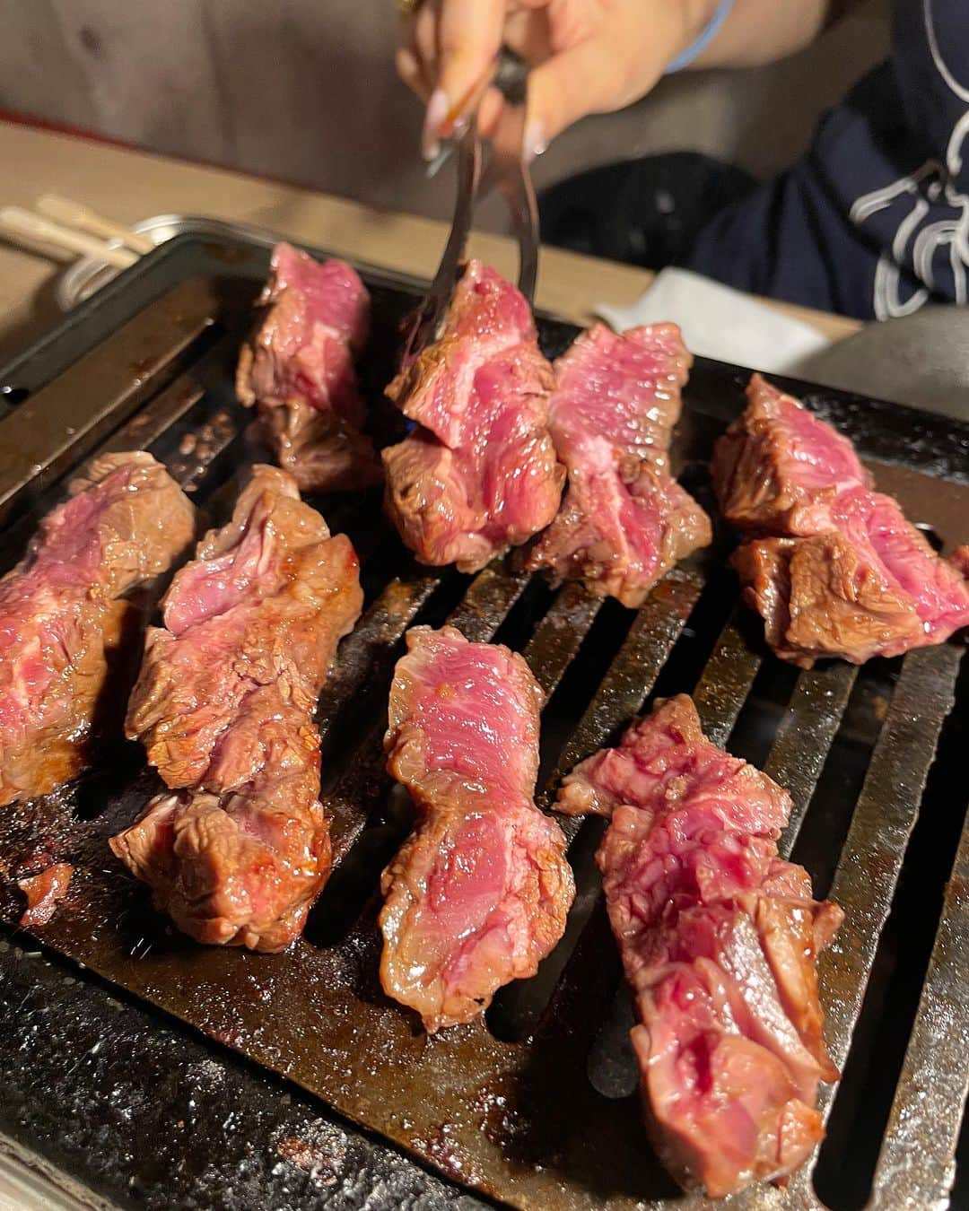 ayaさんのインスタグラム写真 - (ayaInstagram)「＼焼肉女子会🥩／ ⁡ 夏はやっぱりお肉×レモンチューハイ🍋 ⁡ ゆいぴと三国の焼肉食べ放題行ってきたよ〜♡ ⁡ @tokuchan29_tabehoudai @tokuchan29 ⁡ 🐮とくちゃんコース（2980円）+ 🍺ドリンク全種類飲み放題コース（1380円） ⁡ 120分制（20分前ラストオーダー）やねんけど 安すぎる〜！！😂✨ ⁡ 牛タンの厚さも食べ応え充分でびっくり🫢💕  若い学生さんからファミリーまで地元の方から 愛されてる焼肉屋さんでした☺️❤️ ⁡ 〆のチーズビビンバも美味しかったなぁ🧀🙈 ⁡ ⁡ 焼肉ホルモン食べ放題とくちゃん三国店 🕒営業時間 17:00-23:30（LO.22:30） 📍大阪府大阪市淀川区三国本町2丁目17-12 📞06-6399-1020 ⁡ #とくちゃん#大阪焼肉#焼肉食べ放題#食べ放題 #厚切り牛タン#牛タン食べ放題#三国焼肉#大阪グルメ#大阪#大阪ディナー #大阪デート #関西グルメ#三国グルメ」7月30日 11時45分 - aya.v_v.ka