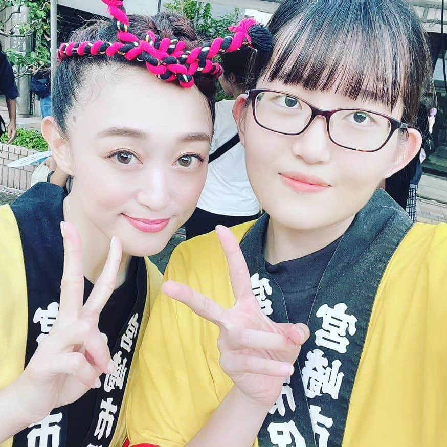 舞咲りんのインスタグラム：「保育実習先が一緒で 共に頑張ってきた ほのちゃん🩷🩷🩷  今はお互い 別々の園で働いてるけど…  こーゆー機会があると 必ず、一緒になれるから とっても嬉しい🙌🙌🙌  ほのちゃんの園の先輩保育士さん達も いらっしゃってて、給水ポインターとして 帯同して応援されてました👏👏  私も久々に… A先生達にお逢いできて とっても嬉しかった😆💕  それに… 研究保育（部分保育）で入らせて頂いた 当時の2歳児の子（現在、年少さん）が ほのちゃん達を応援しに来てて  私は「あ！Kちゃんだ♡」って思ったけど… 覚えてないよね、完全に分からない状態でした🤦  そりゃ、そーだ😥😥😥爆笑爆笑  だけど、大きくなっていて 個人的に非常に嬉しかったです💕💕💕 　 ほのちゃん またキャリアアップ研修のとき ユックリ話そうね⤴️⤴️⤴️  #保育士 #新米保育士 #新人保育士 #１年目 #社会人 #保育園 #えれこっちゃ宮崎 #えれこっちゃみやざき #えれこっちゃ宮崎2023 #えれこっちゃみやざき2023 #宮崎市 #宮崎保育士会 #仲間 #友達 #保育学生 #宮崎学園短期大学 #保育科 #同期 #宝塚 #宝塚og #元タカラジェンヌ #舞咲りん #ヒメ」