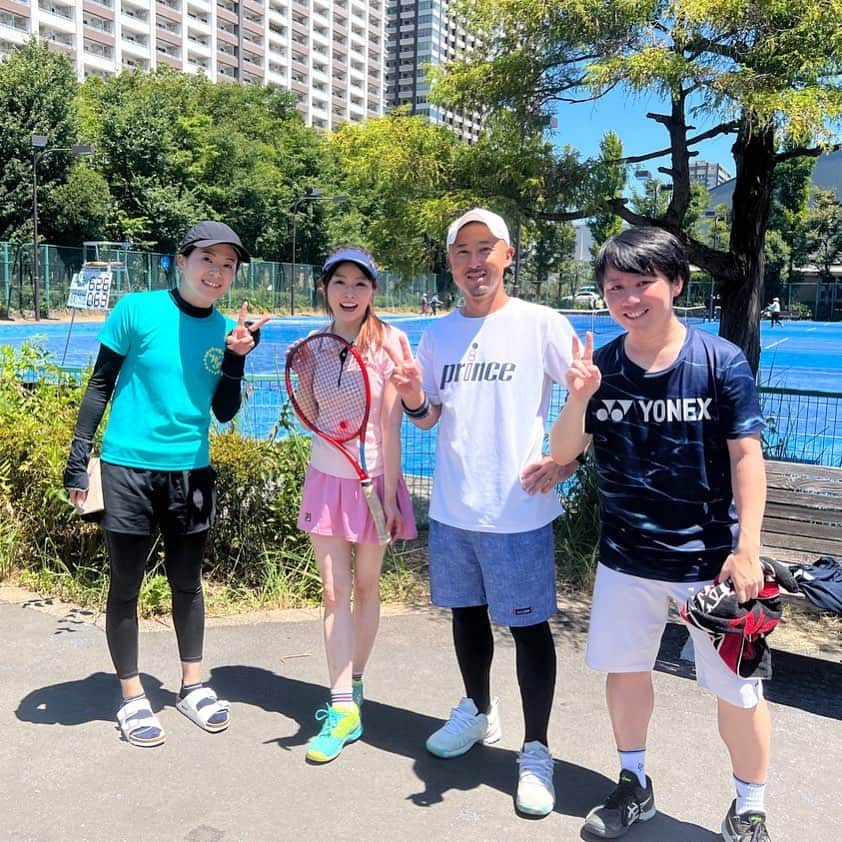 楪望のインスタグラム：「* 今日は朝からテニスDay🎾 試合してたら、大学の部活メンバーにバッタリ会えた、よき日曜日🥹✨ ぷち同窓会となりました🙌  それにしても。 あっつい🥵🥵🥵🥵🥵 #テニス #tennis #横国 #テニス部 #大学 #同窓会 #試合 #有明テニスの森 #夏 #テニスコーデ #🎾」