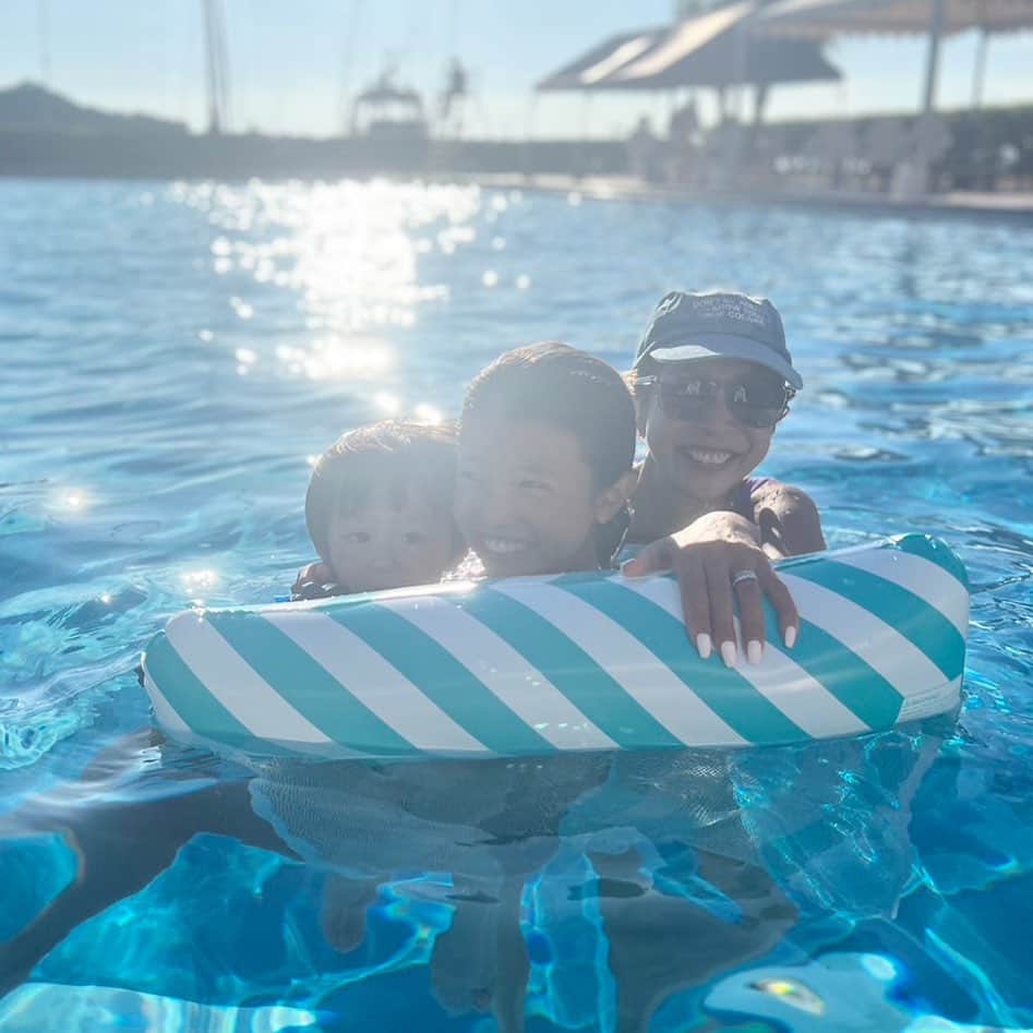 YOPPYのインスタグラム：「. 西山家のうみのいえ　 ( @mariaclove ♡) に遊びに行ってきた〜 楽しすぎて　家族全員　で強い気持ちで帰ります！と久しぶりにお尻を叩いた~~~~~  みきてぃーが赤ちゃんが泣くとすぐ抱っこして本当に助かるーと思いながらそのまま遊んだり  ありがとー スーパーママンみきてぃー♡」