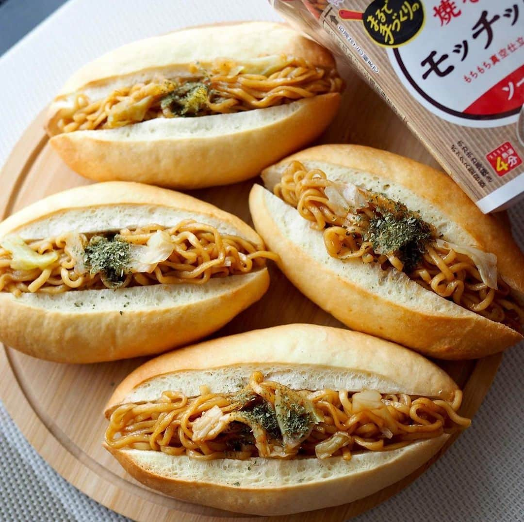 エースコックのこぶたのインスタグラム：「. モッチッチで焼そばパン🍞 朝ごはんにもランチにも合います♪  みなさんは焼そばは、どんなアレンジをしますか？  Special Thanks!📷@___okipan #エースコック #モッチッチ #焼そばモッチッチ #焼うどんモッチッチ #麺好きと繋がりたい #焼きそば #カップ焼きそば #麺好きと繋がりたい #おうちごはん」