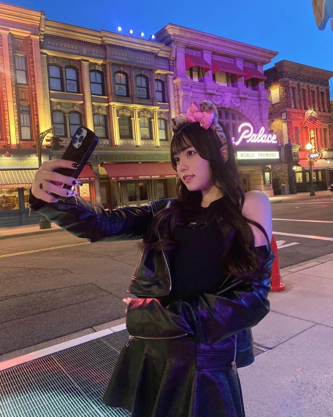 のインスタグラム：「･ めちゃ前に行ったユニバ ~ !!🎀 ･ ･ ･ この日は全身真っ黒ぎゃるでした🖤 ･ ･ ･ ･ ･ ･ ･  #ユニバ #キティちゃん #ユニバコーデ #アイドル #idol #黒髪 #黒髪ロング #フレンチガーリー #フレンチガーリーコーデ #ljk #jkブランド #ootd #like4likes #followme #fff」