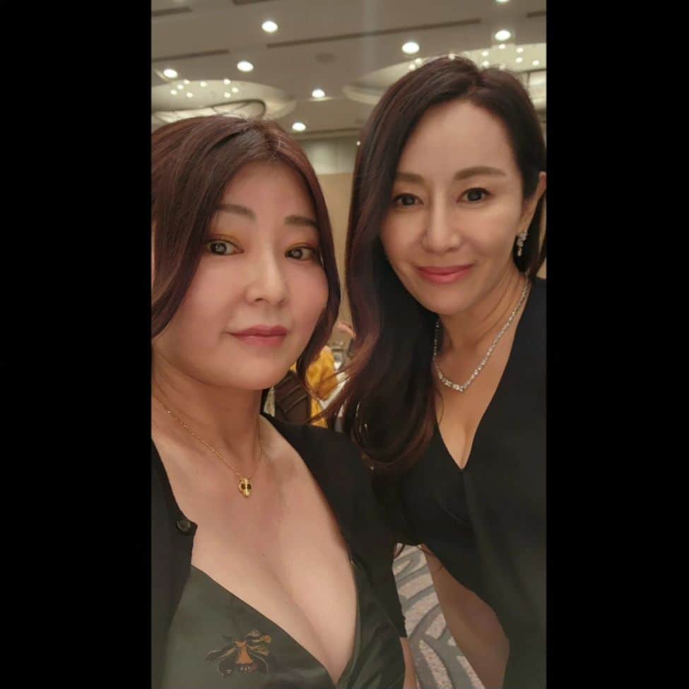 白石美緒のインスタグラム：「今月2回目の聖子先生❤ at Lekarka award 2023  いつものイメージは白でしたが、黒のドレスも美しくお似合いでした。」
