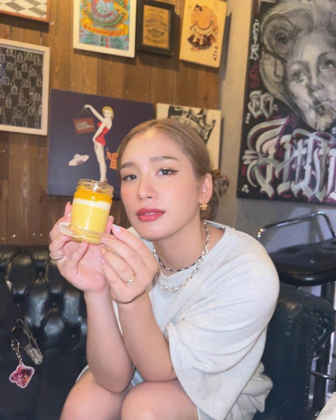 acaneのインスタグラム：「マンゴープリンおいちかた🫶  カラー @rumor_atsuro さん マツエク @luciaeyelashsalon 💕 いつもありがとうございます🥺💪🏻  カラーのときもトリートメントしてるんやけど また別で @noriyuki__ikeda さんのところにもいってます😚💪🏻  ハイトーンやけん 月に2回トリートメント行って 家でも鬼ケアしてます👹」