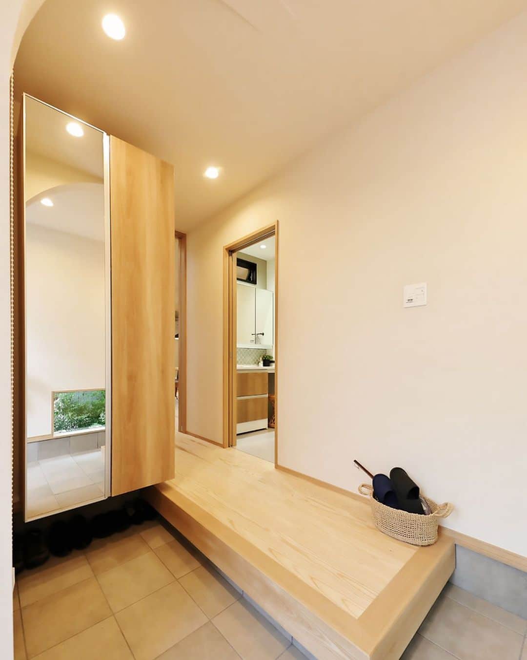 デザオ建設さんのインスタグラム写真 - (デザオ建設Instagram)「玄関🚪 地窓から外の優しい光が入る 落ち着いた玄関です😌 玄関ホールは無垢床で、 お家に入ると木の香りで癒されます🪵 アーチの垂れ壁でより一層柔らかい雰囲気に なっていますね😊 ⁡ ロールスクリーンの奥に収納があります！ 機能性デザイン性も素敵な玄関です💓 ⁡ ※モデルハウス展示場予約は、 　@dezao_kensetsuのURLに 　とんでいただき、「イベント予約」から 　お待ちしております🏠 ⁡ #注文住宅 #マイホーム #インテリア #新築  #リフォーム #リノベーション #家 #住宅 #interior #デザオ建設 #工務店 #一軒家 #日々 #マイホーム記録 #暮らし #リビング #おうち #玄関 #玄関インテリア#玄関扉  #玄関タイル #玄関ホール  #玄関ドア #玄関照明 #無垢床 #玄関収納 #垂れ壁 #シューズボックス #姿鏡 #玄関飾り」7月30日 11時58分 - dezao_kensetsu