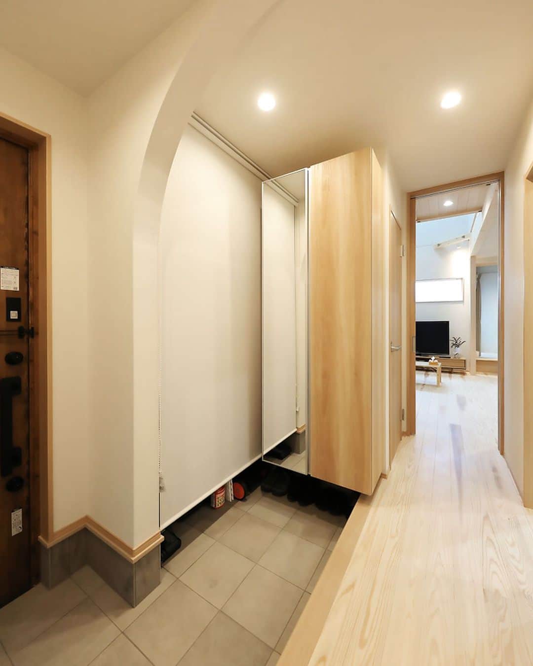 デザオ建設さんのインスタグラム写真 - (デザオ建設Instagram)「玄関🚪 地窓から外の優しい光が入る 落ち着いた玄関です😌 玄関ホールは無垢床で、 お家に入ると木の香りで癒されます🪵 アーチの垂れ壁でより一層柔らかい雰囲気に なっていますね😊 ⁡ ロールスクリーンの奥に収納があります！ 機能性デザイン性も素敵な玄関です💓 ⁡ ※モデルハウス展示場予約は、 　@dezao_kensetsuのURLに 　とんでいただき、「イベント予約」から 　お待ちしております🏠 ⁡ #注文住宅 #マイホーム #インテリア #新築  #リフォーム #リノベーション #家 #住宅 #interior #デザオ建設 #工務店 #一軒家 #日々 #マイホーム記録 #暮らし #リビング #おうち #玄関 #玄関インテリア#玄関扉  #玄関タイル #玄関ホール  #玄関ドア #玄関照明 #無垢床 #玄関収納 #垂れ壁 #シューズボックス #姿鏡 #玄関飾り」7月30日 11時58分 - dezao_kensetsu
