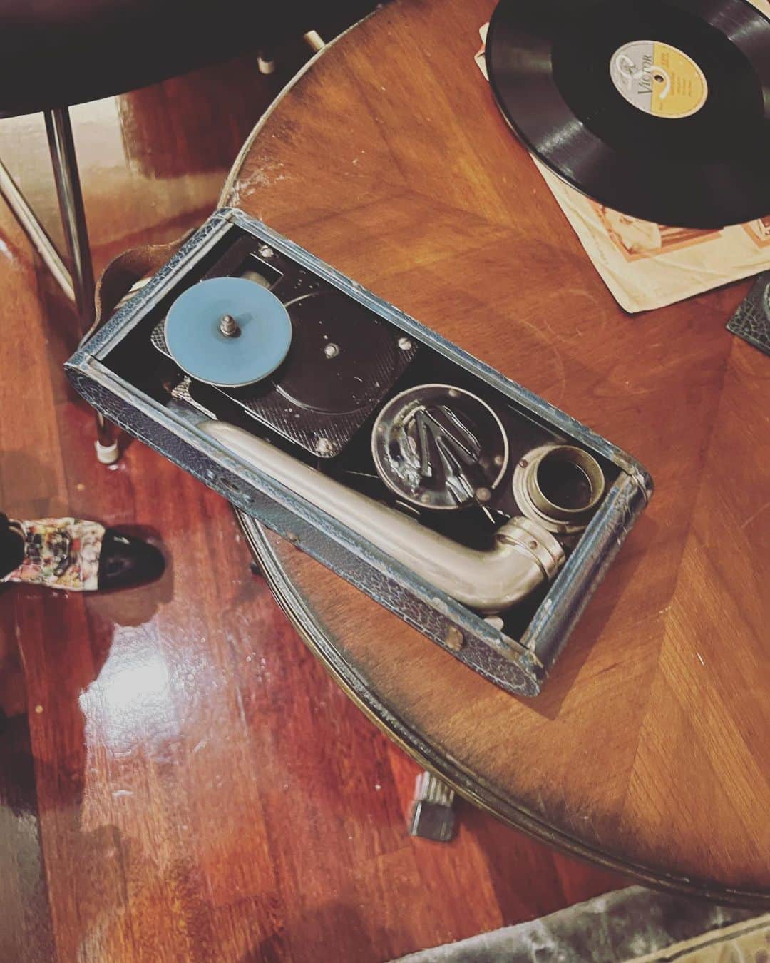 田中知之さんのインスタグラム写真 - (田中知之Instagram)「Listening to Elvis Presley on a 1920s handheld gramophone.」7月30日 11時59分 - tomoyukitanaka