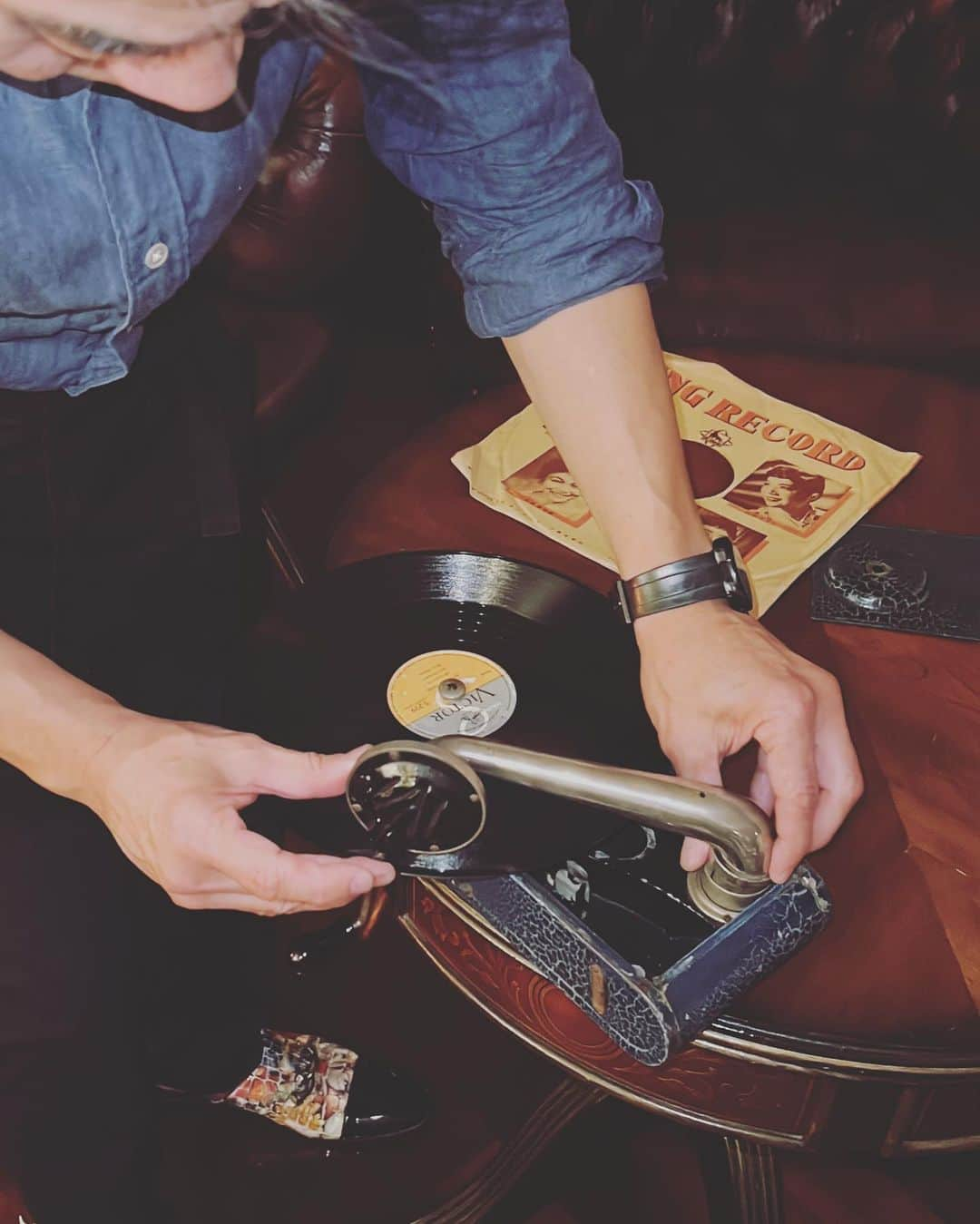 田中知之のインスタグラム：「Listening to Elvis Presley on a 1920s handheld gramophone.」