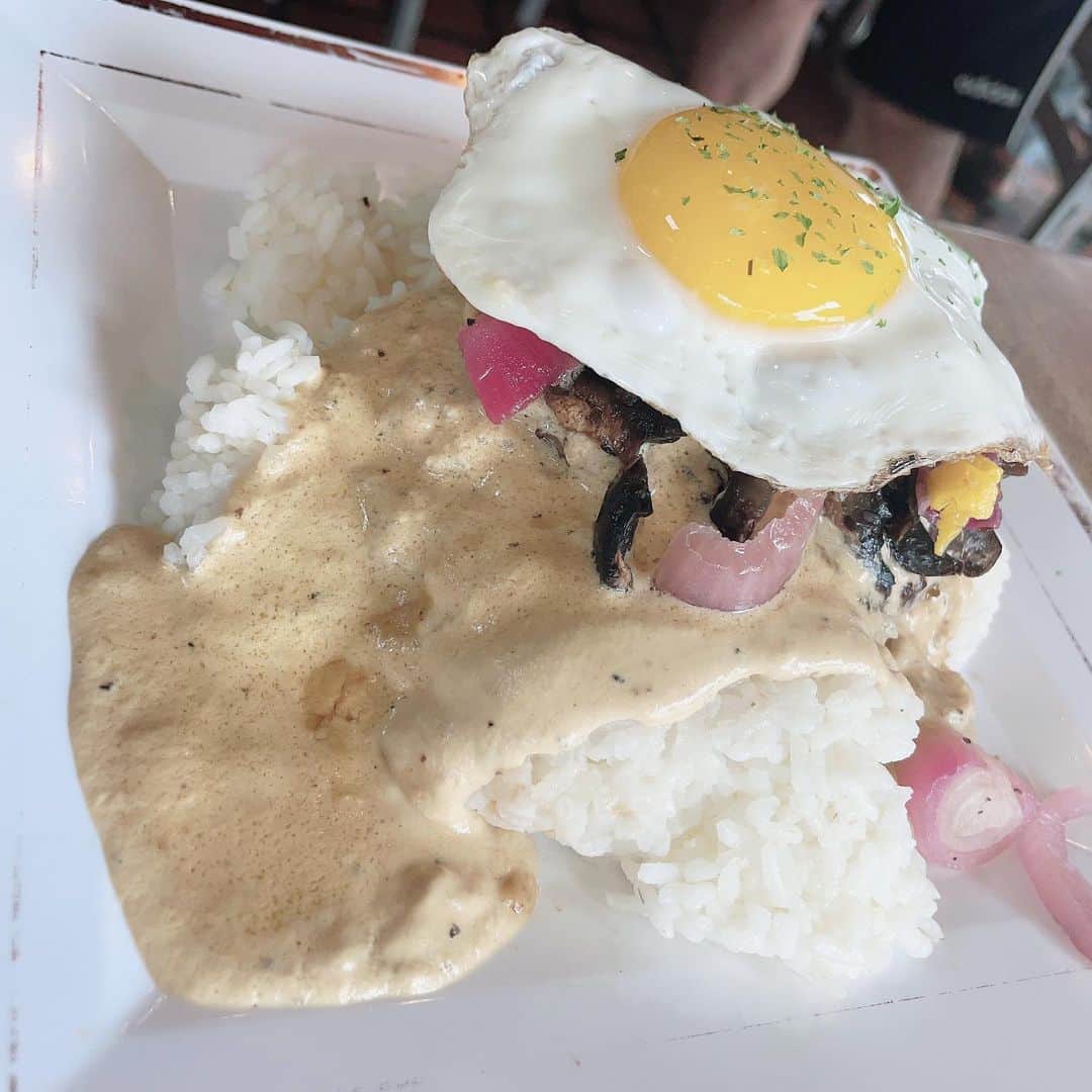 鎌田聖菜さんのインスタグラム写真 - (鎌田聖菜Instagram)「帰国✈️✨ ⁡ 念願の #ルビーチューズデー ⁡ マッシュルームハンバーガーが めちゃくちゃ美味しくて感動🥺💕 ⁡ ⁡ やっぱり 本場のハンバーガーは最高でしたっ🍔 ⁡ ⁡ からの、 #ディシュタニホテル の#Soiというタイ料理屋さんが めちゃくちゃ美味しくて、びっくり😳💕 ⁡ ⁡ ⁡ 今回のグアムは 結構、ヒットなレストランが多くて幸せでしたっ💓　 ⁡ ⁡ やっぱり自分のフィーリングを信じて行動するって大切ですな😊💓 ⁡  グアムはハワイより 高級感は少ないけど 日本人が少ないし英語使う機会が増えて現地の人と仲良くなりやすくて好き❤️ ⁡ そんな自由にご機嫌に豊かに生きる フーカとセーナの宇宙部 オンラインサロンは@seina_kamada プロフのURLをクリック👆   ⁡ ⁡ #美しく生きる #運命を変える鏡の本。 #鏡#鏡学 #心を整える#自尊心#自己肯定  #鎌田聖菜 #自分を好きになる #自分色#周波数を整える #美肌 #美学#美は選択 #感謝と尊重 #天命 #魂職 #自分を満たしてからが豊かさのスタート #ご機嫌に生きる #自由に生きる #フーカとセーナの宇宙部 #オンラインサロン #グアム  #グアムグルメ   ⁡ ⁡ ⁡ ⁡」7月30日 12時02分 - seina_kamada