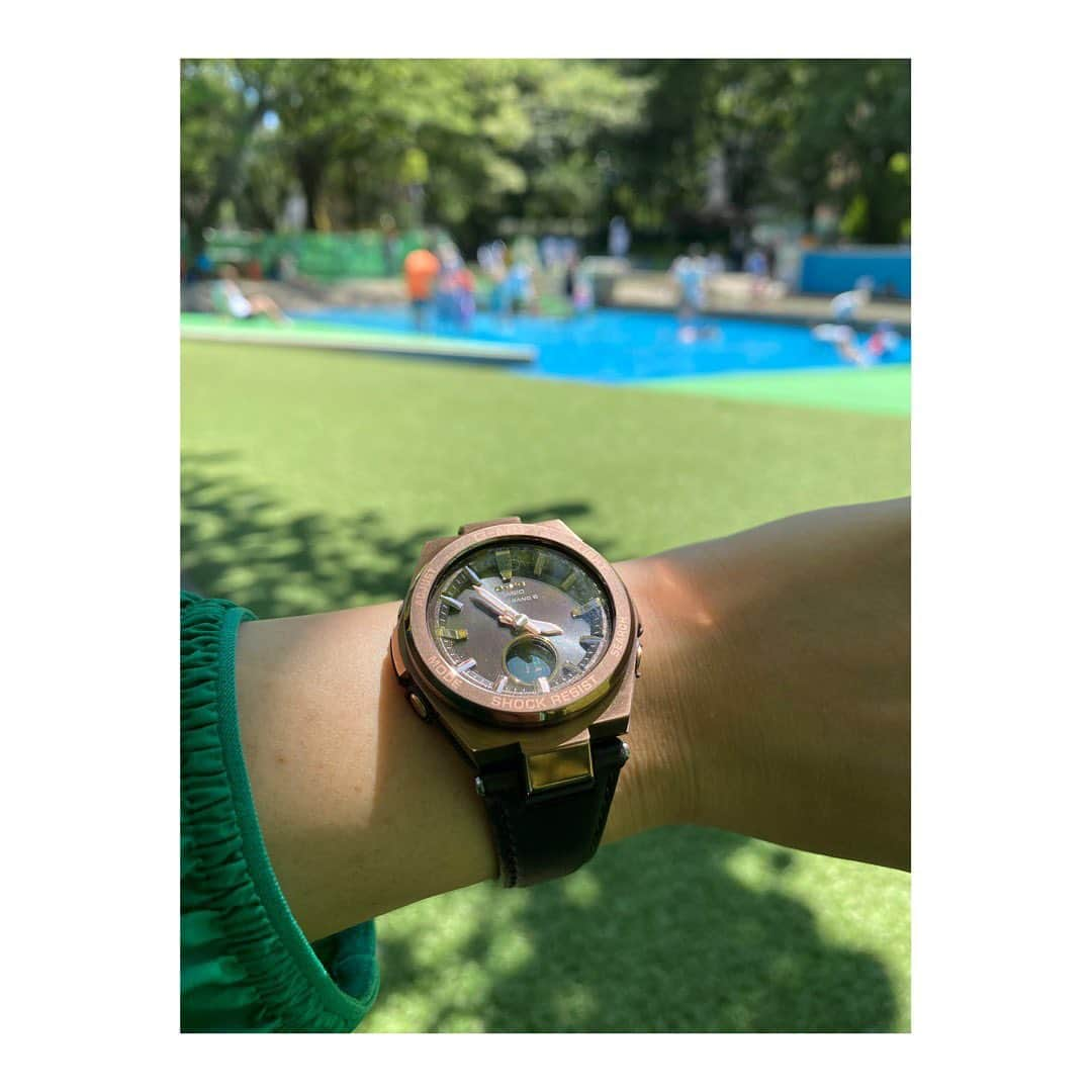 小熊美香さんのインスタグラム写真 - (小熊美香Instagram)「⌚️☀️🌊⛰️  子供達とアクティブに過ごす夏休み🫠😂  ジャブジャブ池でも 海でも川でも山でも 何も気にせず身につけられる G-SHOCKのBABY-Gが大活躍🥹🙌 この色味がたまらん🤤  G-SHOCKといえばカジュアルラインの イメージでしたが、 最近は色々なモデルが発売されていて そのバリエーションの豊富さにもビックリ🫢✨  過酷な暑さの夏休み… みんな元気に乗り切れますように😮‍💨😂🫠☀️  #G-SHOCK #G-MS #ISHIDA #勝手にPR 笑 #夏休み前半戦💪」7月30日 12時03分 - ogumamika