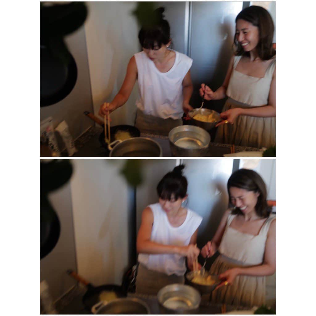 JUNNAさんのインスタグラム写真 - (JUNNAInstagram)「TOKYO HOUSE の週末  @saa_______yaa & @ma__mi__02 と一緒にファーマーズマーケットでお野菜を買って天ぷら&お蕎麦ランチ  お酒🍶の飲めない私は @nahrin_japan のビーガンモヒートを🌿  皆んなでキッチンに立ってわちゃわちゃ  YouTubeでは我が家のキッチン&リビング編を公開中です  #junna🏠」7月30日 12時04分 - junna