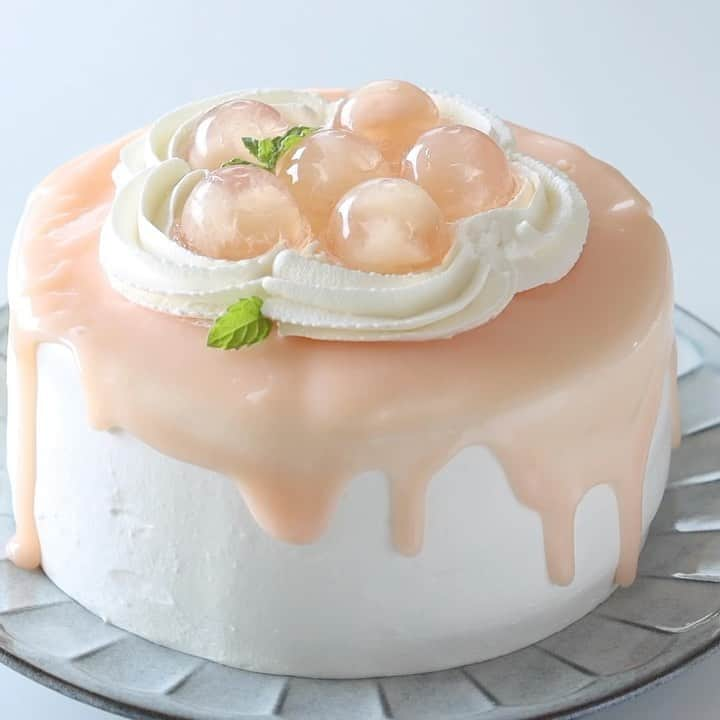 HidaMari Cookingのインスタグラム：「Peach cream cake🍑  #homemade #easy #recipe #tutorial #baking #foodstyling #foodporn #food #foodphotography #foodpics #foodgasm #tasty #dessert #inspiration #peach  #桃 #お菓子作り #手作りケーキ #ケーキ作り好きな人と繋がりたい #手作りお菓子 #cake #sweets #homecafe #homemakecake #instacake #instafood #cakestagram #cakelover #foodie #hidamaricooking」