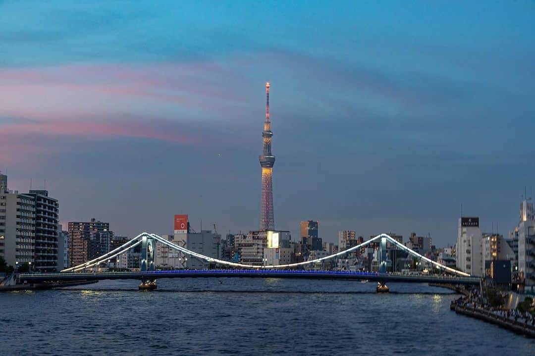 Joshさんのインスタグラム写真 - (JoshInstagram)「// expectations. Sumidagawa fireworks are an incredible sight to behold, but what I was expecting to see from this bridge was a lot different. Even if you go to the far right of the bridge, it doesn’t line up ideally. That’s okay, though. I am glad to have seen it from here and shot a new location. Most of the photos are actually quite blurry due to the constant micro jitter on the bridge I was shooting from plus a 4 second shutter speed. I have never really tried to  properly shoot fireworks, so this has been a valuable experience. I will definitely be back here to shoot sunset again with a proper tripod and remote shutter. . . .  #japan #japanawaits #japan_vacations #explorejapan #discoverjapan #visitjapanjp #visitjapanau #visitjapan #discovertokyo #sunsetlovers #sumidagawa #matcha_jp #japanlandscape #japanlife #tokyo #japaneseculture #shibuya #花火大会 #花火 #隅田川 #隅田川花火大会」7月30日 12時06分 - joshtaylorjp