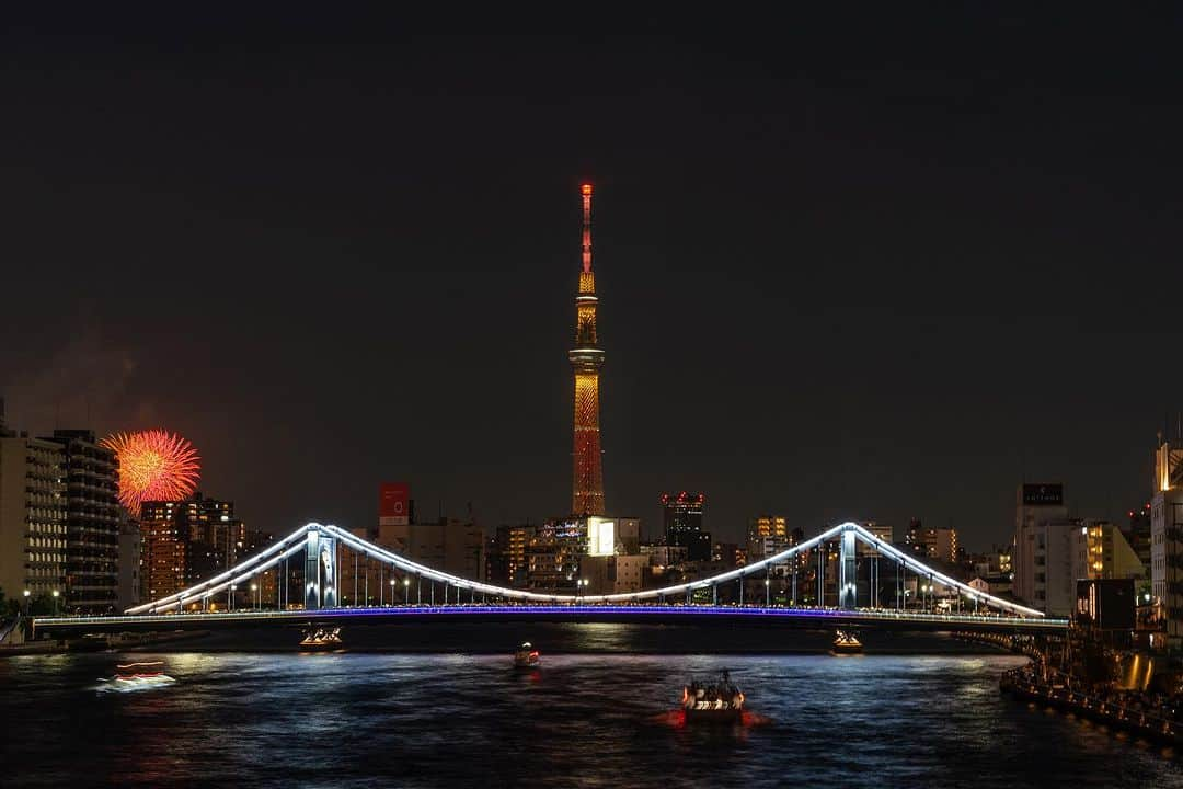 Joshさんのインスタグラム写真 - (JoshInstagram)「// expectations. Sumidagawa fireworks are an incredible sight to behold, but what I was expecting to see from this bridge was a lot different. Even if you go to the far right of the bridge, it doesn’t line up ideally. That’s okay, though. I am glad to have seen it from here and shot a new location. Most of the photos are actually quite blurry due to the constant micro jitter on the bridge I was shooting from plus a 4 second shutter speed. I have never really tried to  properly shoot fireworks, so this has been a valuable experience. I will definitely be back here to shoot sunset again with a proper tripod and remote shutter. . . .  #japan #japanawaits #japan_vacations #explorejapan #discoverjapan #visitjapanjp #visitjapanau #visitjapan #discovertokyo #sunsetlovers #sumidagawa #matcha_jp #japanlandscape #japanlife #tokyo #japaneseculture #shibuya #花火大会 #花火 #隅田川 #隅田川花火大会」7月30日 12時06分 - joshtaylorjp