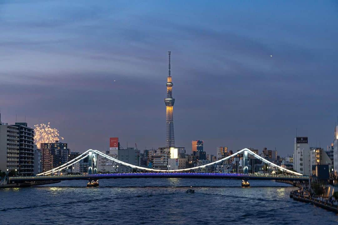 Joshさんのインスタグラム写真 - (JoshInstagram)「// expectations. Sumidagawa fireworks are an incredible sight to behold, but what I was expecting to see from this bridge was a lot different. Even if you go to the far right of the bridge, it doesn’t line up ideally. That’s okay, though. I am glad to have seen it from here and shot a new location. Most of the photos are actually quite blurry due to the constant micro jitter on the bridge I was shooting from plus a 4 second shutter speed. I have never really tried to  properly shoot fireworks, so this has been a valuable experience. I will definitely be back here to shoot sunset again with a proper tripod and remote shutter. . . .  #japan #japanawaits #japan_vacations #explorejapan #discoverjapan #visitjapanjp #visitjapanau #visitjapan #discovertokyo #sunsetlovers #sumidagawa #matcha_jp #japanlandscape #japanlife #tokyo #japaneseculture #shibuya #花火大会 #花火 #隅田川 #隅田川花火大会」7月30日 12時06分 - joshtaylorjp