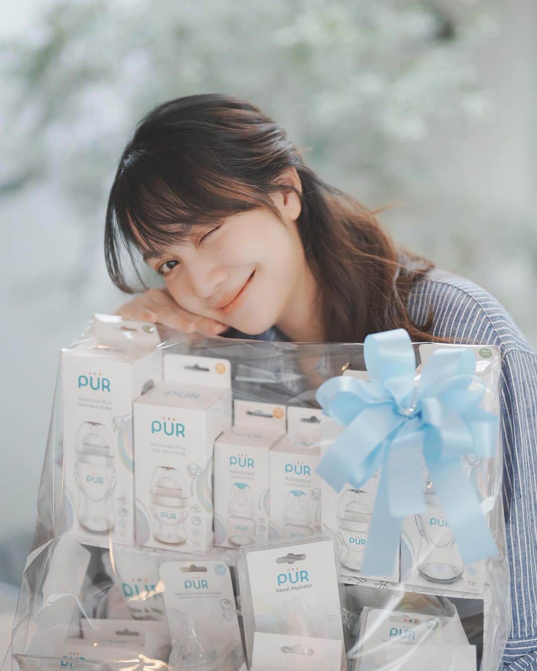 インヤのインスタグラム：「ขอบคุณ @purthailand และ @mommories ที่ส่งของขวัญมาตอนรับ Baby Kota นะคะ 👶🏻🩵✨」