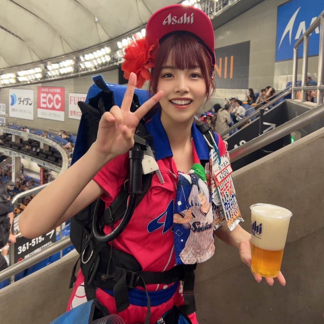 くるす蘭のインスタグラム：「夏感じてけ〜🏝☀️💎🐬🍺  #ビール飲めない子に渡すやつだから泡多めにしてるって伝えときたい」