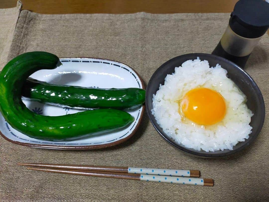 大河壮太のインスタグラム：「夕ご飯　番外編  夕飯作れないから自分でお願い！と妻に伝えて  一応夜ご飯写真撮ったから送るね。と妻から送られてきた4枚  #夫婦飯 #番外編 #宮城 #移住 #お野菜太郎」