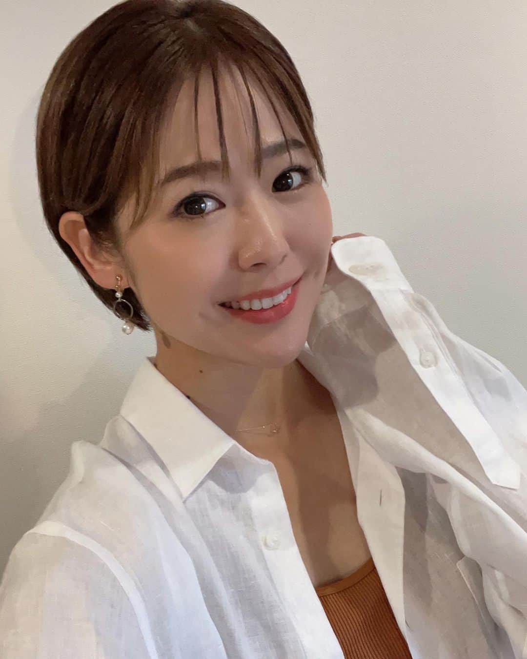 小日向えりのインスタグラム：「プロフ写真を夏仕様に変更！  白シャツがどれだけ探しても見つからなくて、さと神(夫)のクローゼットからワイシャツを拝借。  白シャツとワイシャツの違いとは？」