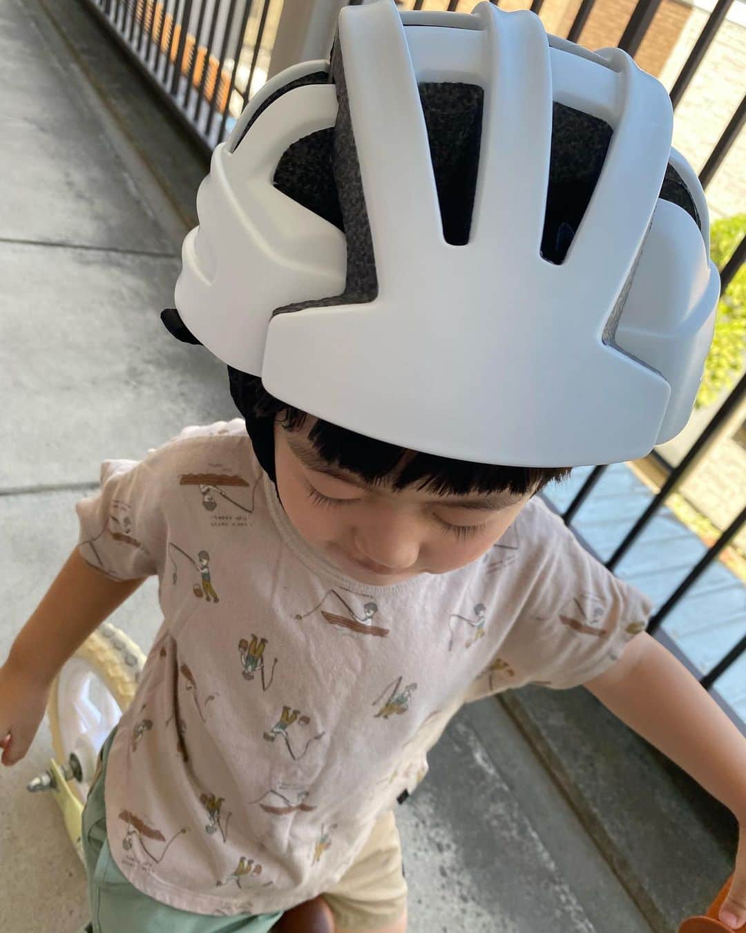 小泉留菜さんのインスタグラム写真 - (小泉留菜Instagram)「🚲⛑️ . . 最近撮るよ〜って言うとポーズ決めて ニコってするのに成長感じてる🥹🫶🏻 . . お気に入りのバイクにヘルメットで嬉しそう笑 このヘルメットね！ 折りたたみ式のヘルメットなの⛑️✨ なにより軽いし、衝撃にも強い💪🏻🫨 調節もできるから長い間使えるのもポイント🎀 . . 空気循環構造で、 ヘルメットの中の湿気を効率よく排出してくれるから、 暑くても快適に過ごせるよっ🥳 後部にライトもあって後ろからくる車にも安全🚗🔦 . . 折りたたみ式のヘルメットってあんまりないし、 ノリノリで付けてくれるし、とってもお気に入り😘🫶🏻 #ニューワークスタイルアンバサダー #ヘルメット  #3歳 #3歳男の子 #3歳児 #ママ #男の子ママ #ママスタグラム #25歳ママ #口唇口蓋裂 #関東ママ #埼玉ママ　 #出産 #出産報告 #ご報告 #第二子 #第二子出産 #赤ちゃん #ベビー #baby #女の子ママ #2児ママ #0歳 #0歳児 #0歳児ママ #兄妹  #生後1ヶ月 #1ヶ月ベビー」7月30日 12時26分 - runa_tyobin