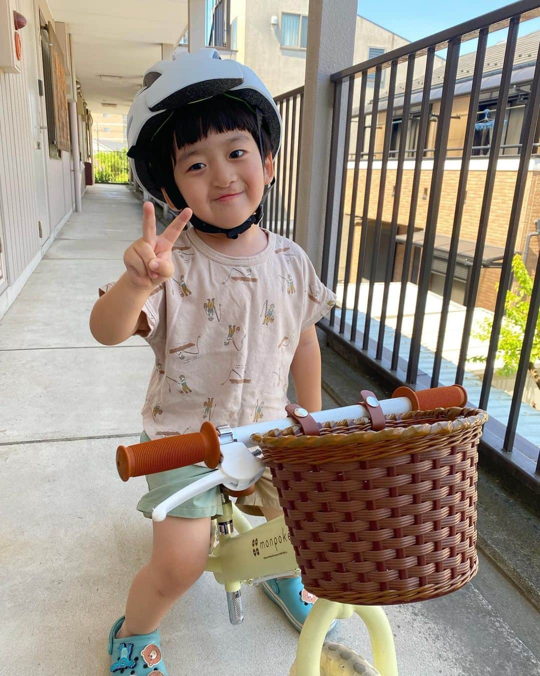 小泉留菜のインスタグラム：「🚲⛑️ . . 最近撮るよ〜って言うとポーズ決めて ニコってするのに成長感じてる🥹🫶🏻 . . お気に入りのバイクにヘルメットで嬉しそう笑 このヘルメットね！ 折りたたみ式のヘルメットなの⛑️✨ なにより軽いし、衝撃にも強い💪🏻🫨 調節もできるから長い間使えるのもポイント🎀 . . 空気循環構造で、 ヘルメットの中の湿気を効率よく排出してくれるから、 暑くても快適に過ごせるよっ🥳 後部にライトもあって後ろからくる車にも安全🚗🔦 . . 折りたたみ式のヘルメットってあんまりないし、 ノリノリで付けてくれるし、とってもお気に入り😘🫶🏻 #ニューワークスタイルアンバサダー #ヘルメット  #3歳 #3歳男の子 #3歳児 #ママ #男の子ママ #ママスタグラム #25歳ママ #口唇口蓋裂 #関東ママ #埼玉ママ　 #出産 #出産報告 #ご報告 #第二子 #第二子出産 #赤ちゃん #ベビー #baby #女の子ママ #2児ママ #0歳 #0歳児 #0歳児ママ #兄妹  #生後1ヶ月 #1ヶ月ベビー」
