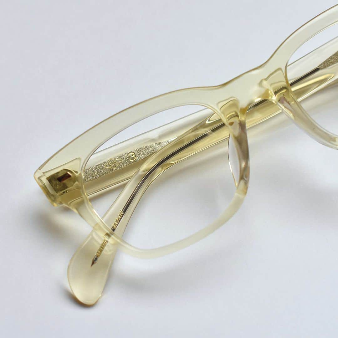 blincvaseさんのインスタグラム写真 - (blincvaseInstagram)「. 福井県鯖江市の眼鏡工場のファクトリーブランド「NTS」。1960年代から80年代半ばまで20年以上に渡りロングセラーとなったモデル 「NO.3」の新色「クリア」が発売です。  クリアにも様々な色がありますが、こちらは黄色味かがった高級感のある色合いです。  上質な仕上がりながら、初めて掛けたその日からまるで長年慣れ親しんだような落ち着きも感じられる眼鏡です。  丁寧に仕上げられたセルロイド素材だからこそ感じられるその質感をお楽しみください。  NTS | エヌティーエス Model: No.3 Size: 48 Color: クリア Price: ¥38,500(w/tax)  #NTS_People #昭和 #名作 #セルロイド」7月30日 12時18分 - blincvase